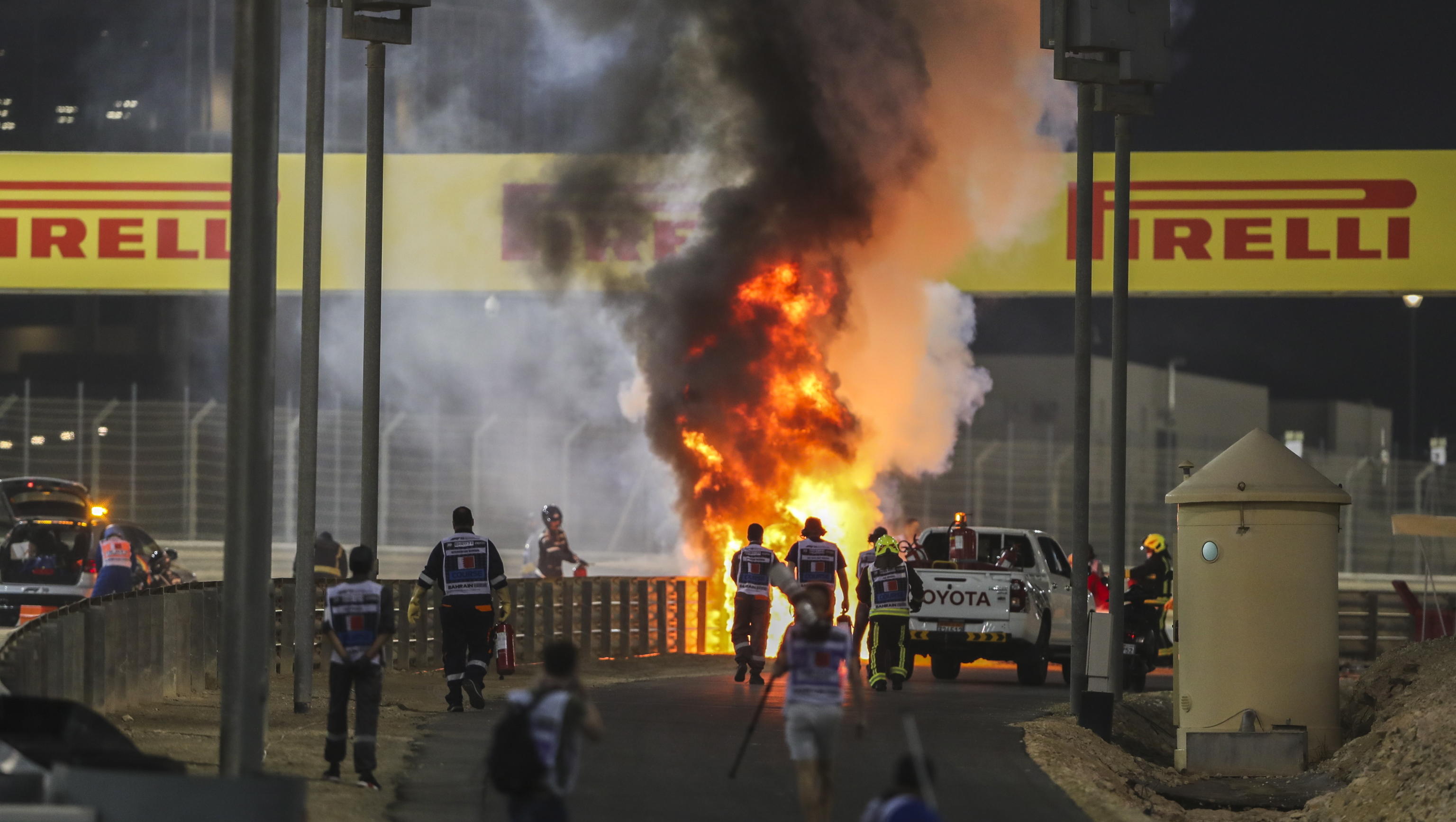 Formula 1, in Bahrein sfiorato un incidente mortale: il pilota Grosjean esce dall&rsquo;auto in fiamme