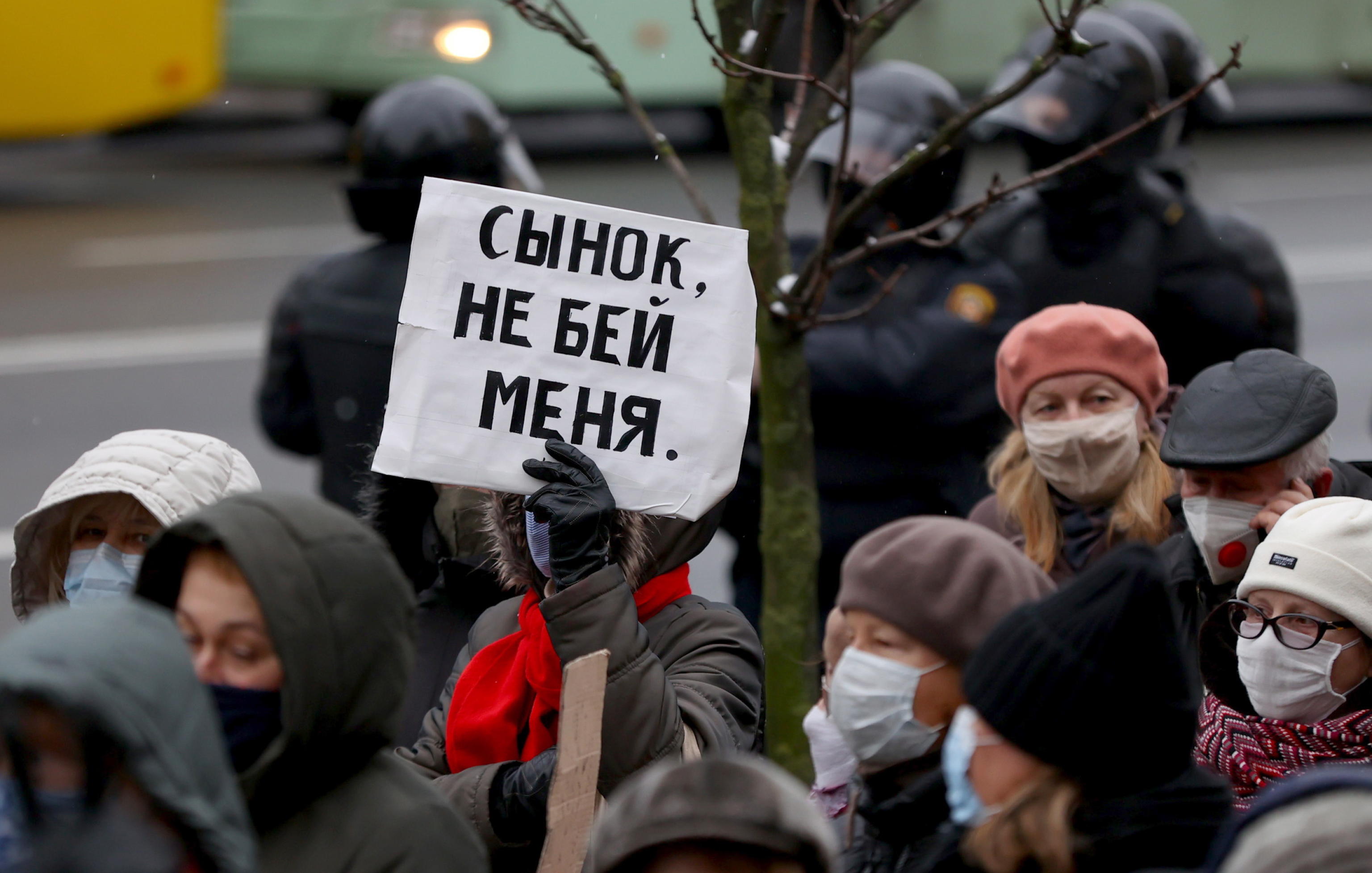 Bielorussia ancora in piazza: marce a piccoli gruppi in contemporanea per sfuggire alla repressione &ndash; Il video
