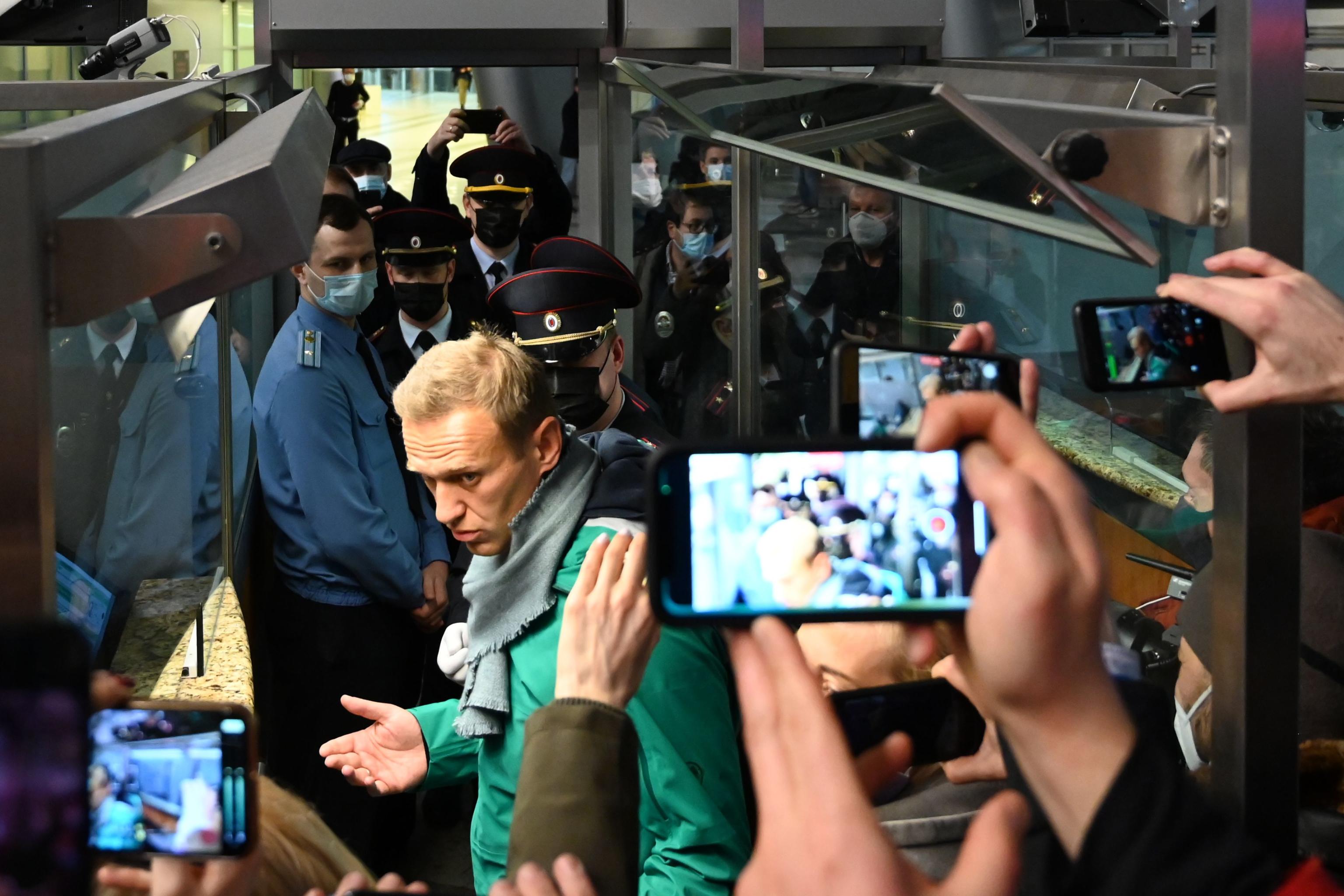 Russia, fermato allaeroporto di Mosca Alexei Navalny. Biden chiede la liberazione immediata. Michel: &laquo;Inaccettabile&raquo;