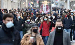 Folla nei parchi e nelle vie del centro di Torino, 31 gennaio 2021. ANSA/ALESSANDRO DI MARCO