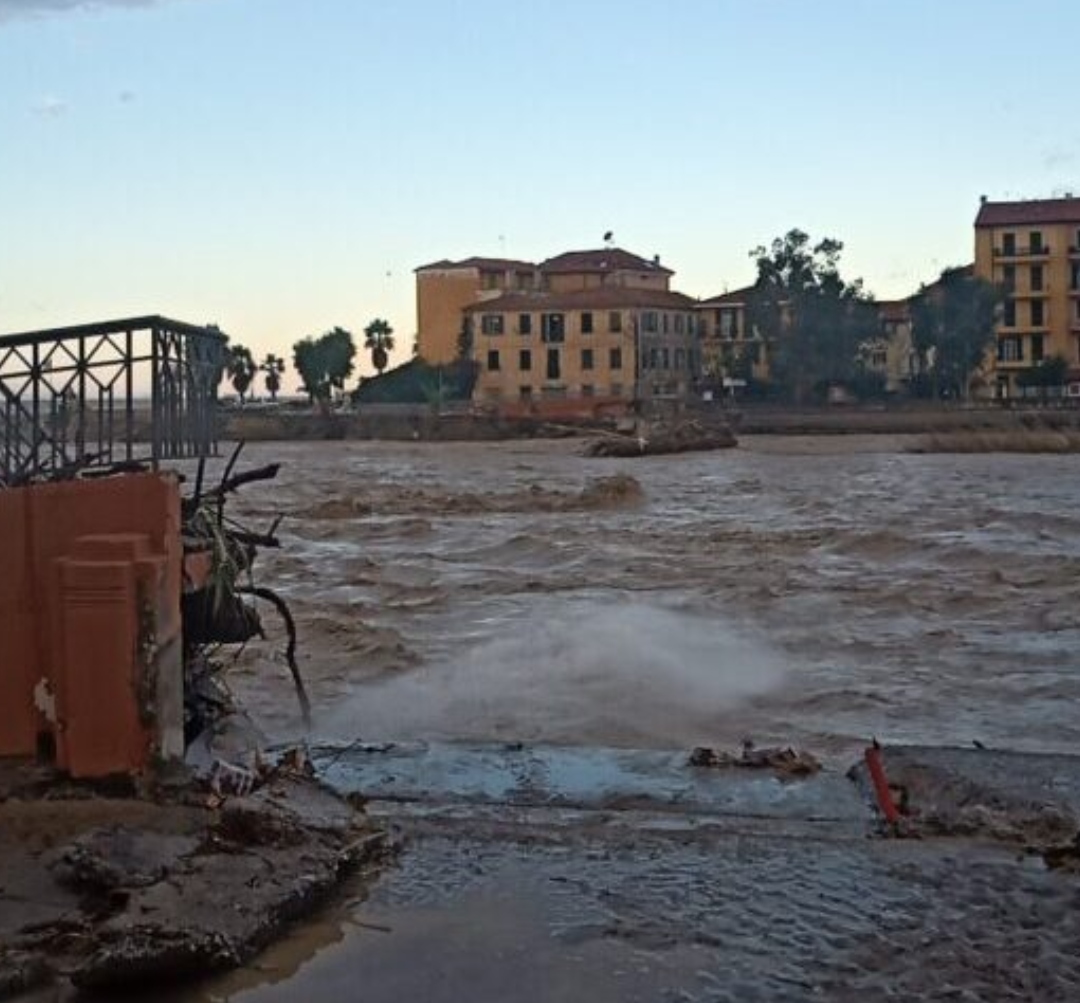 Ventimiglia, il fiume Roya rompe gli argini: travolte dal fango auto e negozi, citt&agrave; devastata &ndash; Il video