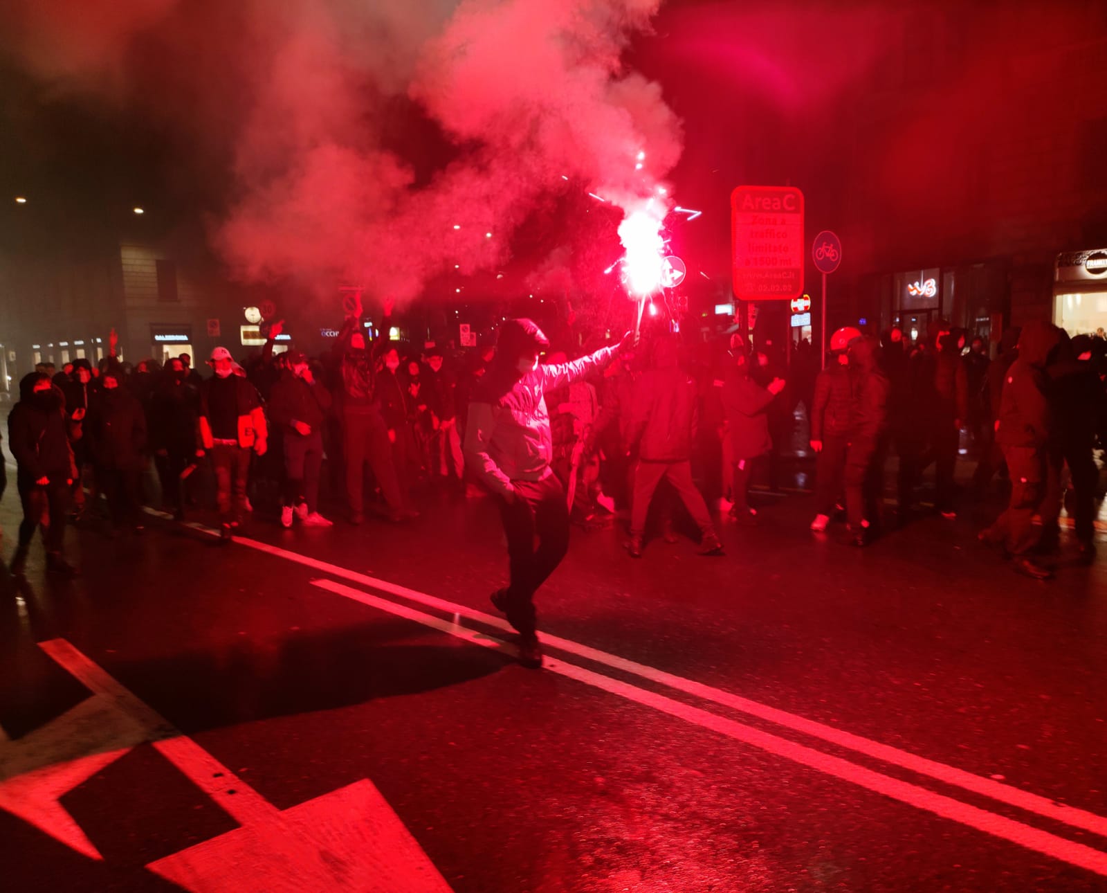 Coronavirus, proteste a Milano e Torino contro le misure del governo. Nel capoluogo lombardo cori e lancio di sassi e petardi contro la sede della Regione &ndash; Video e foto