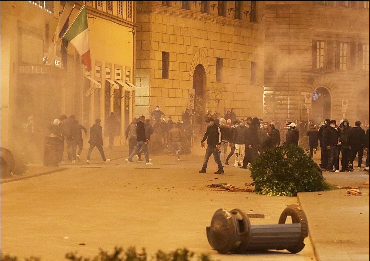 Nardella: &laquo;Chi ha sfregiato la citt&agrave; pagher&agrave;&raquo;. Renzi: &laquo;Criminali&raquo;. Il giorno dopo gli scontri di Firenze, dalla protesta alle molotov &ndash; Video