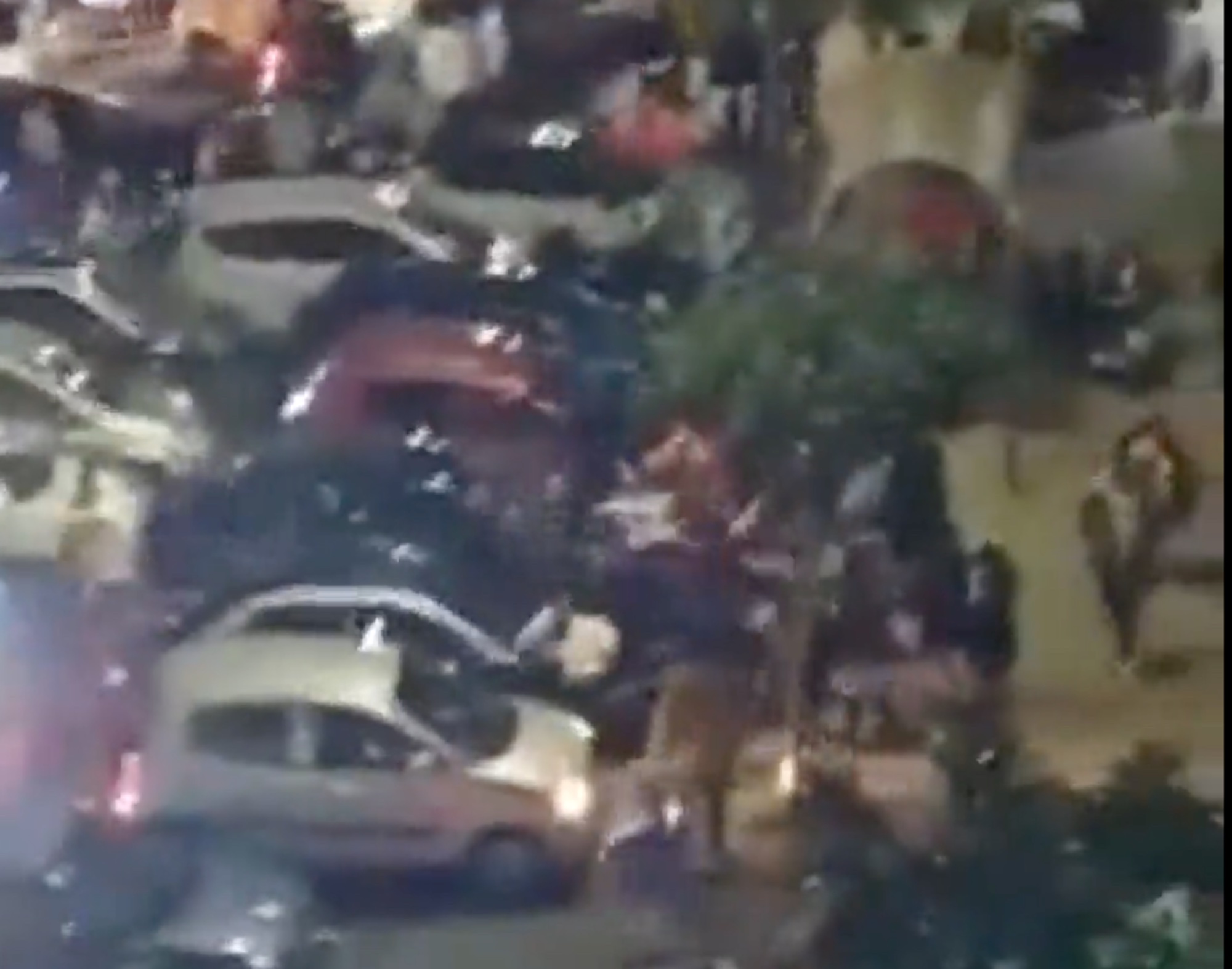&laquo;Guardate come picchiano&hellip;&raquo;, folla e assembramenti in strada a Ercolano: scoppia una mega-rissa natalizia &ndash; Il video