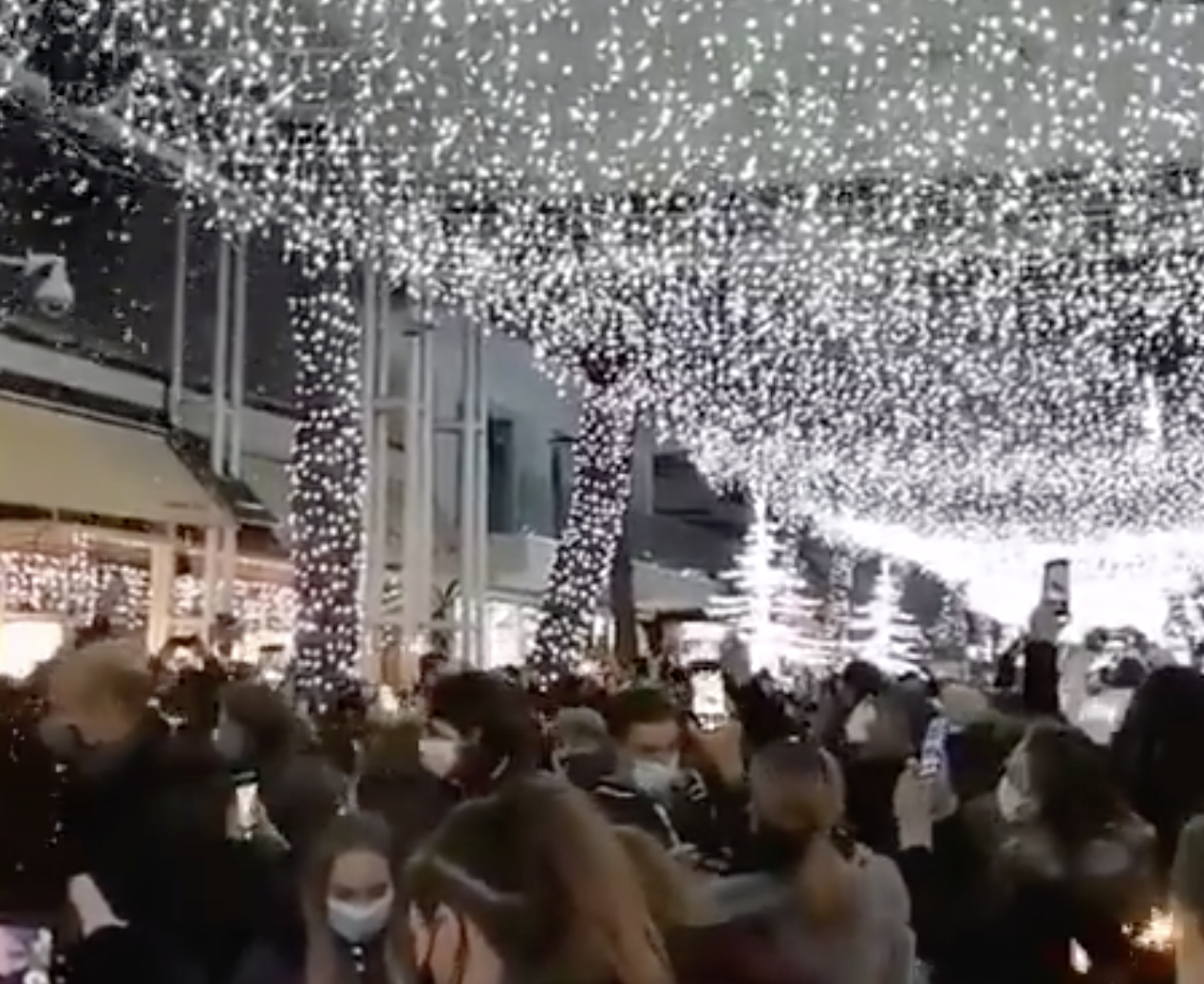 La bolgia a Riccione per le luminarie di Natale, Bonaccini furioso in tv: &laquo;Cos&igrave; torniamo in zona arancione&raquo; &ndash; Il video