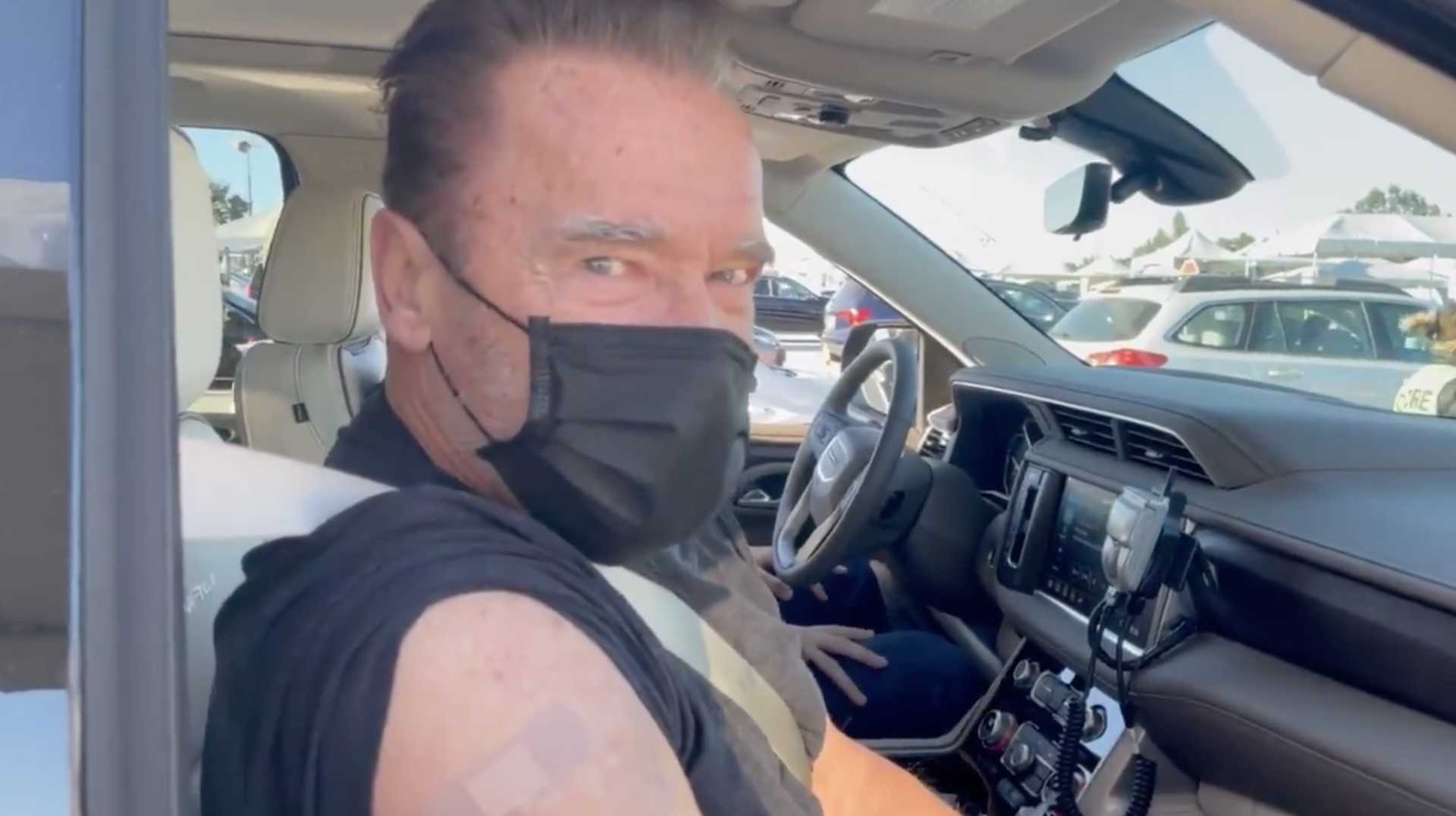 «Vieni con me se vuoi vivere»: Schwarzenegger si vaccina citando Terminator – Il video