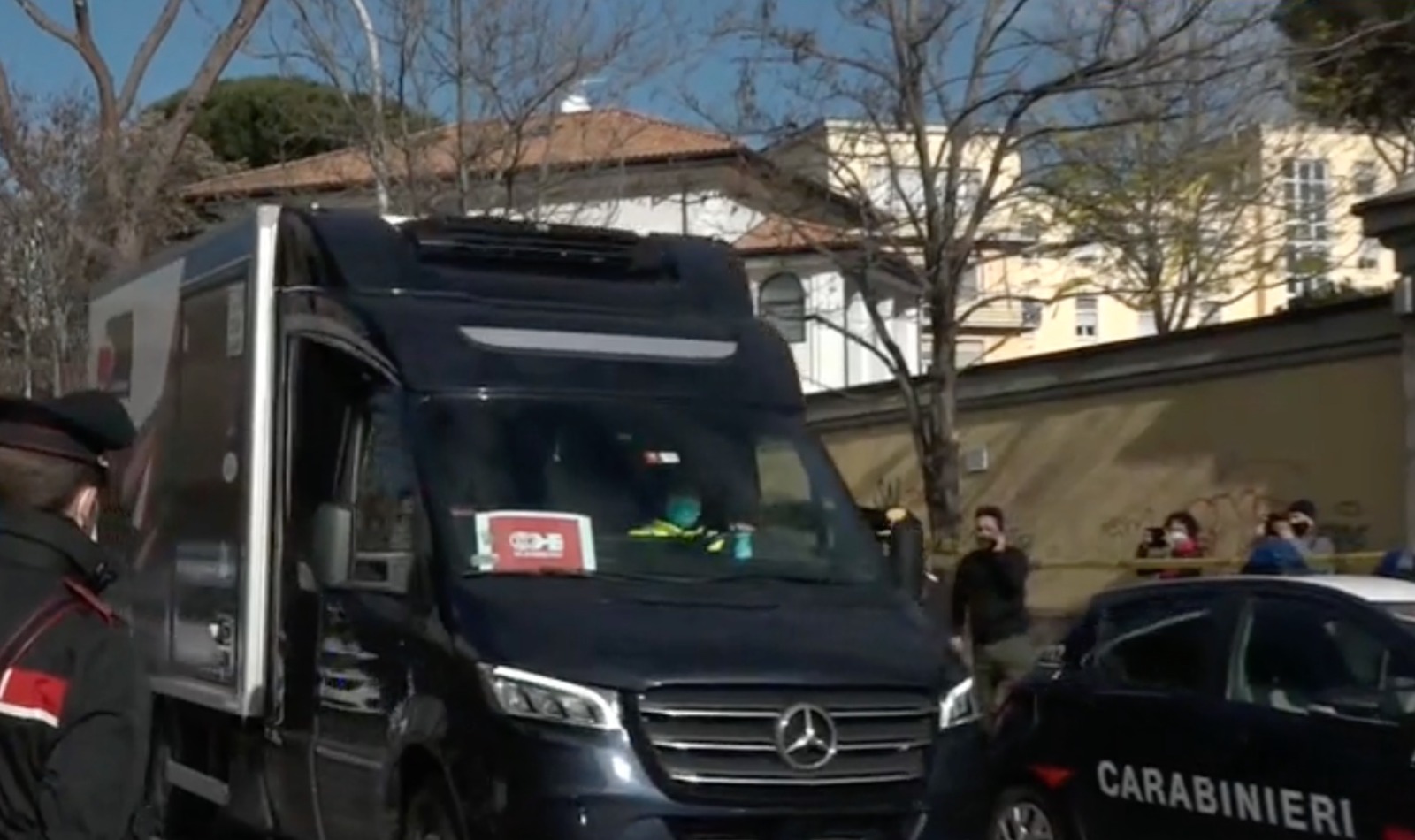V-Day, il vaccino Pfizer allo Spallanzani pronto per tutte le regioni. Europa ai blocchi di partenza: prime dosi in Francia, Olanda e Ungheria