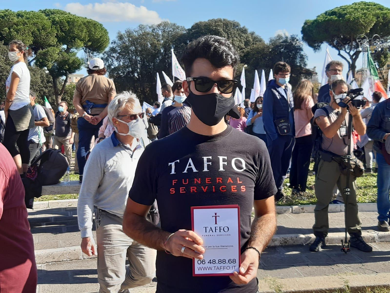 Roma, Taffo distribuisce volantini per le onoranze funebri tra i no mask. I manifestanti non la prendono bene &ndash; Il video