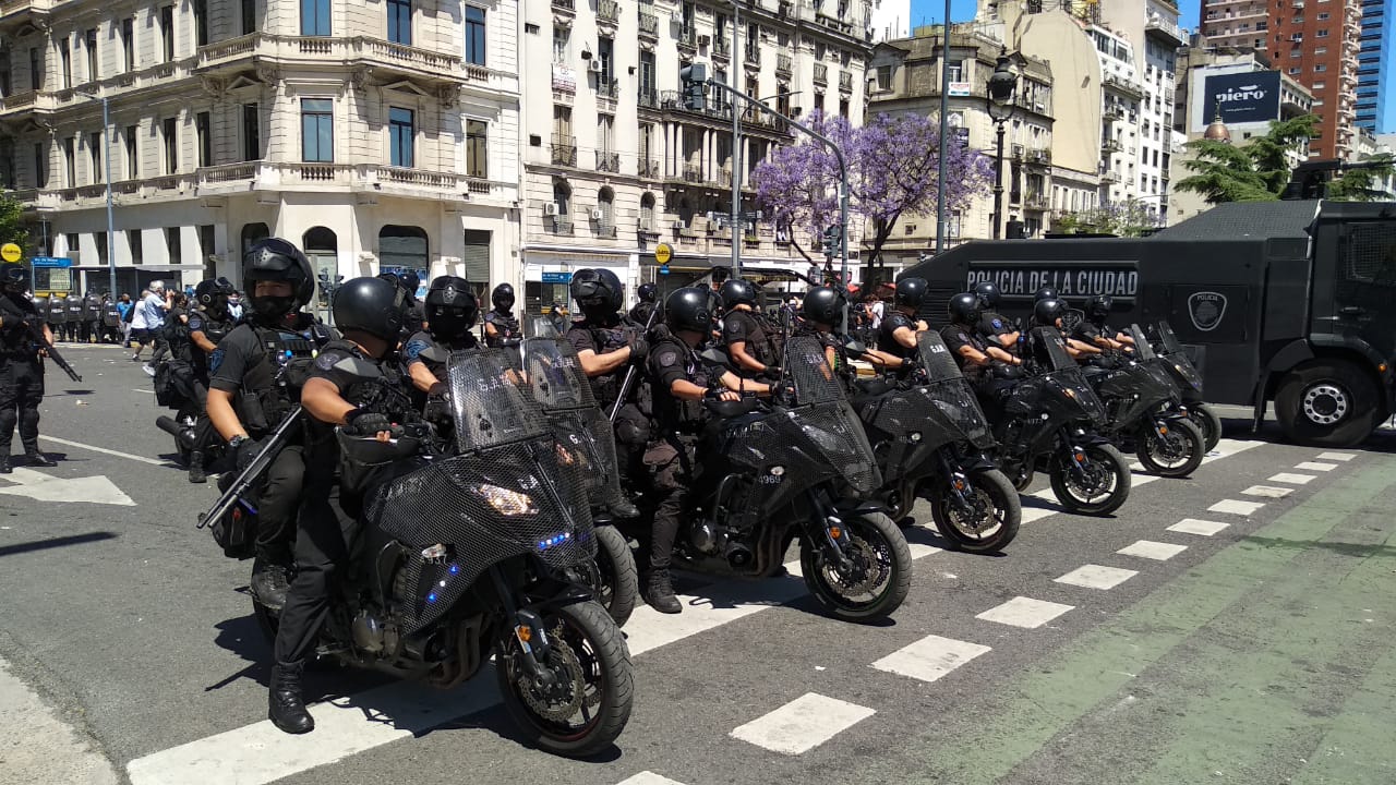 L&rsquo;ultimo saluto a Maradona: caos, tensioni e irruzioni alla Casa Rosada &ndash; Video