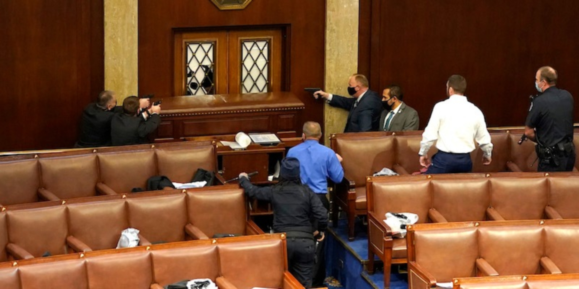 Assalto al Parlamento dei supporter di Trump. Morta la donna ferita durante l&rsquo;irruzione. Biden: &laquo;Attacco allo stato di diritto&raquo;