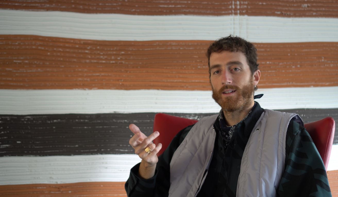 &laquo;Non sono mai l&rsquo;artista del momento ma vado avanti&raquo;. C&rsquo;&egrave; tutta l&rsquo;intimit&agrave; di Mecna nel suo ultimo disco &ndash; L&rsquo;intervista