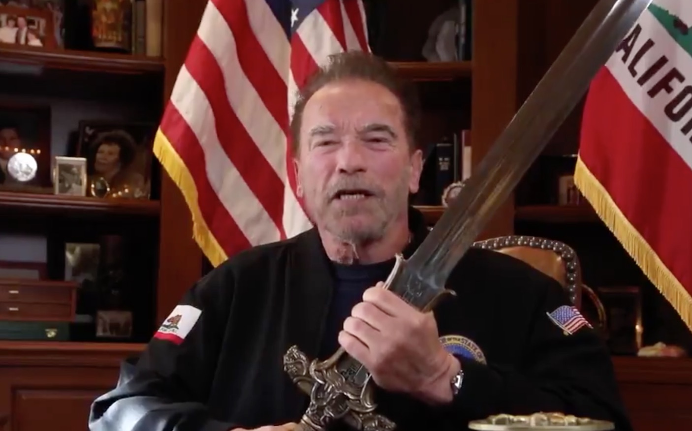 La spada di Conan contro le barbarie del trumpismo. E il video di Schwarzenegger diventa virale sui social