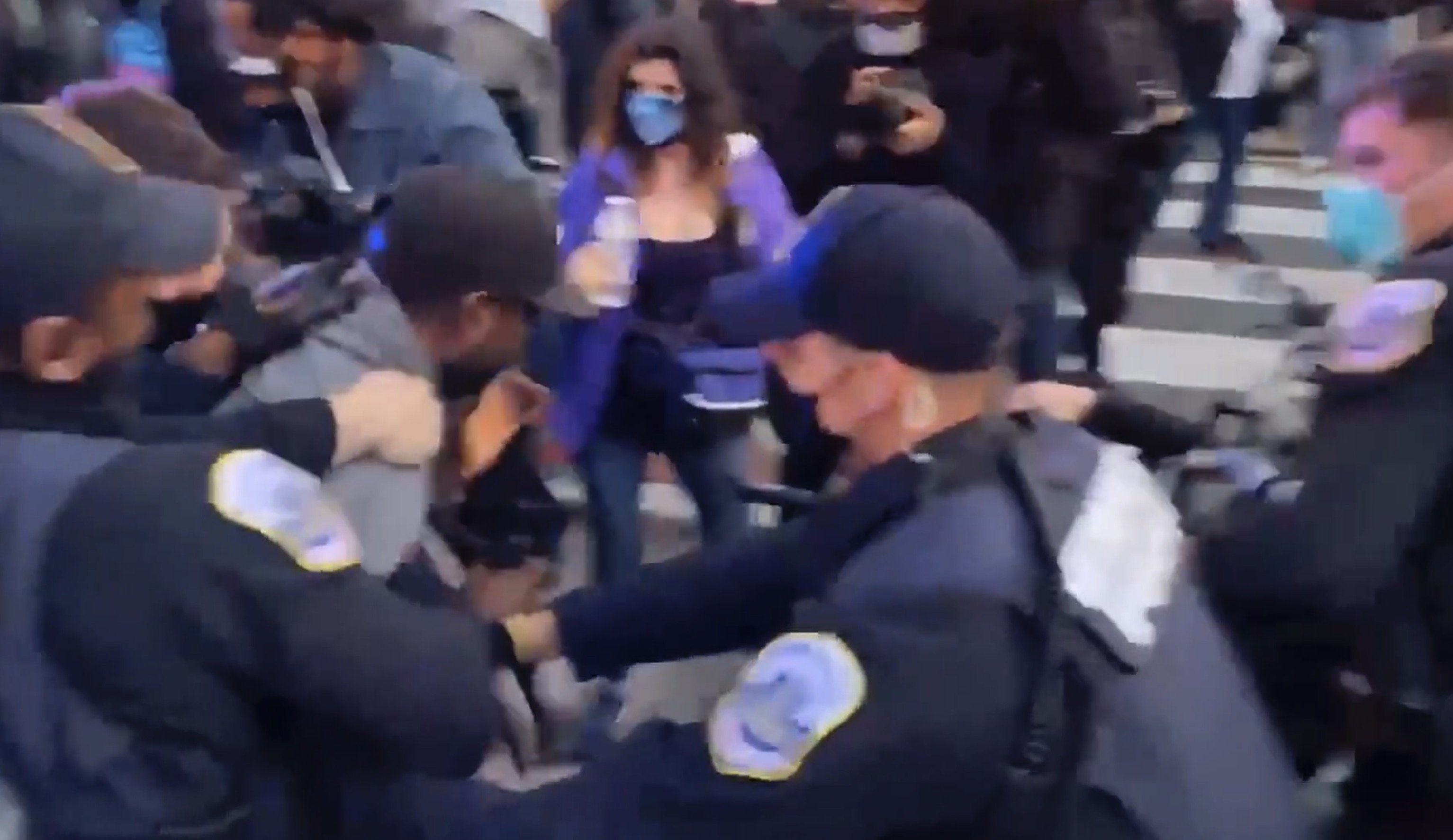 Usa 2020, i manifestanti di Black Lives Matter si scontrano con la polizia: un arresto &ndash; Il video