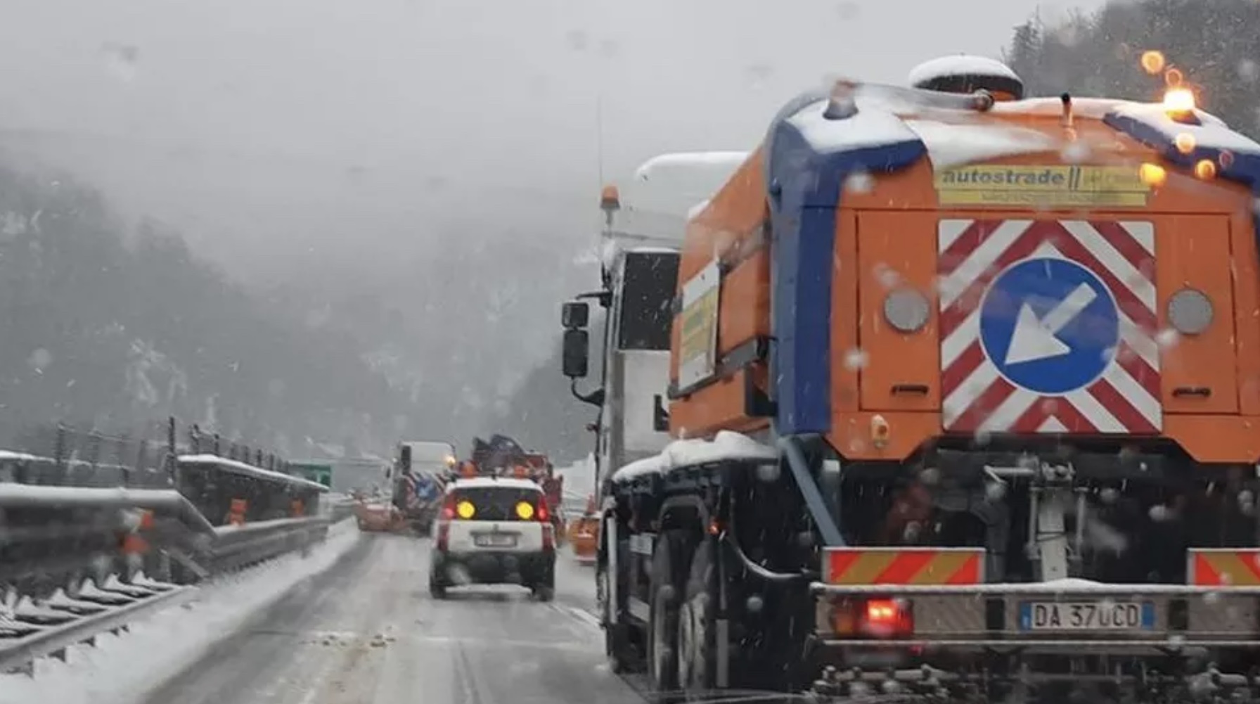 La neve manda in tilt le autostrade in Liguria: tir e automobilisti rimangono bloccati &ndash; Il video