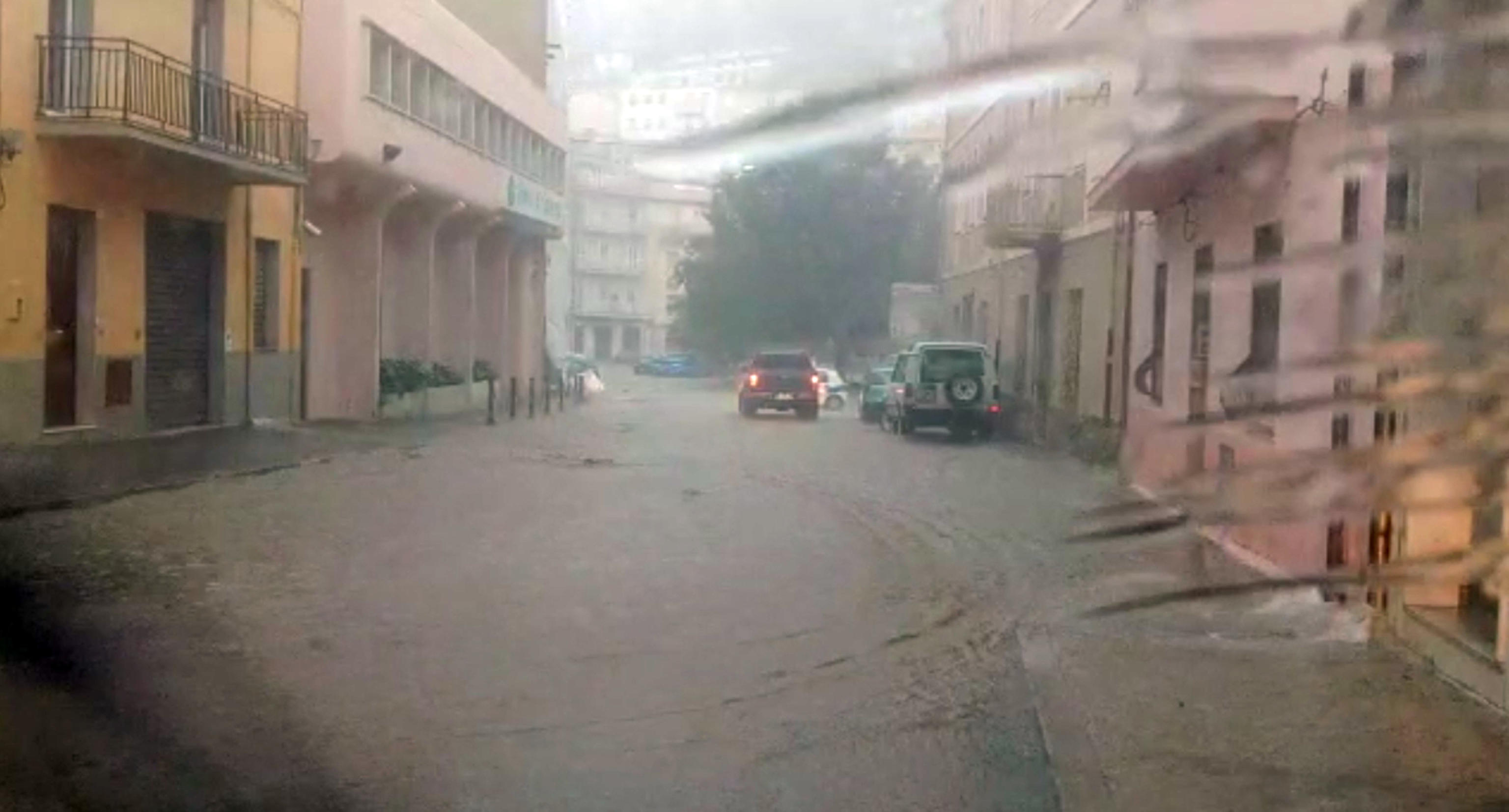 Sardegna, il maltempo provoca vittime e dispersi. Bitti travolta da un&rsquo;onda di acqua e fango &ndash; Le immagini