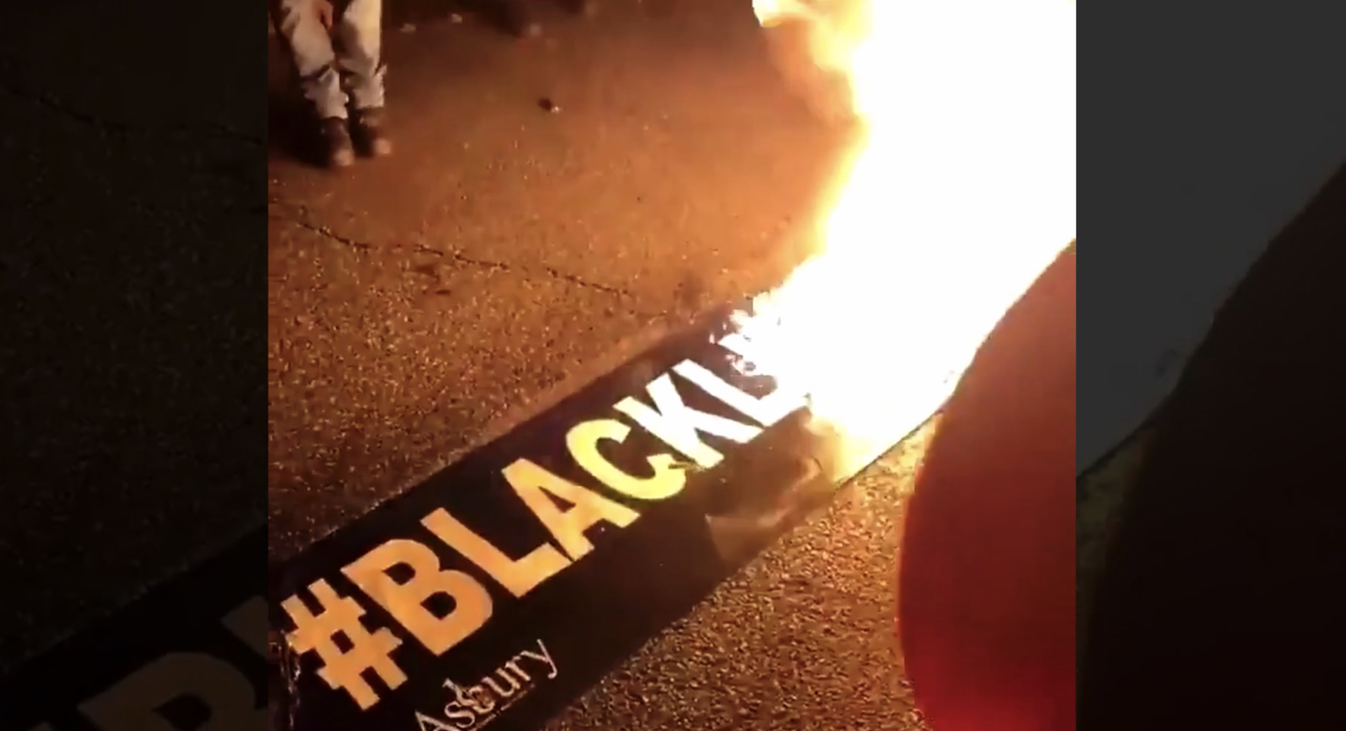 Usa, i Proud Boys hanno dato fuoco agli striscioni di Black Lives Matter appesi a due chiese &ndash; Il video