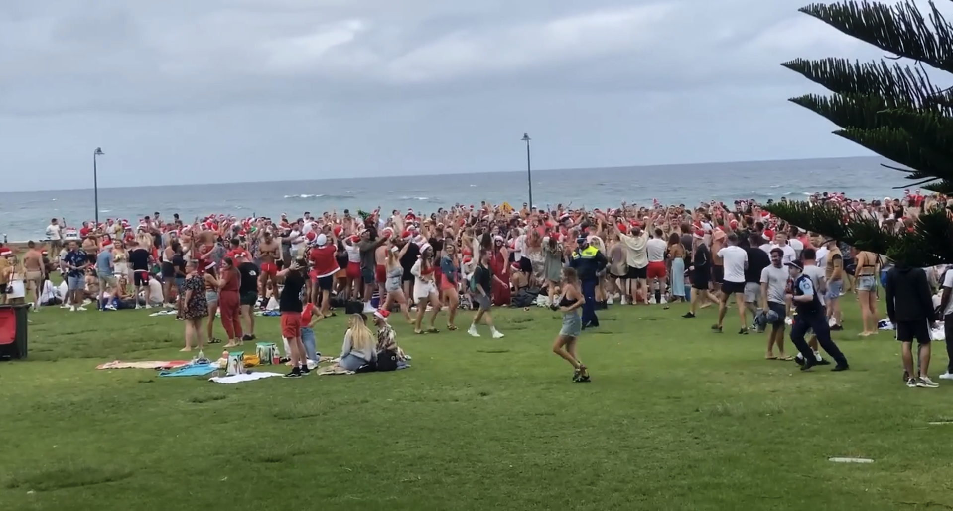Il folle party di Natale sulla spiaggia australiana di Bronte Beach: centinaia di turisti britannici ammassati senza mascherina &ndash; Il video