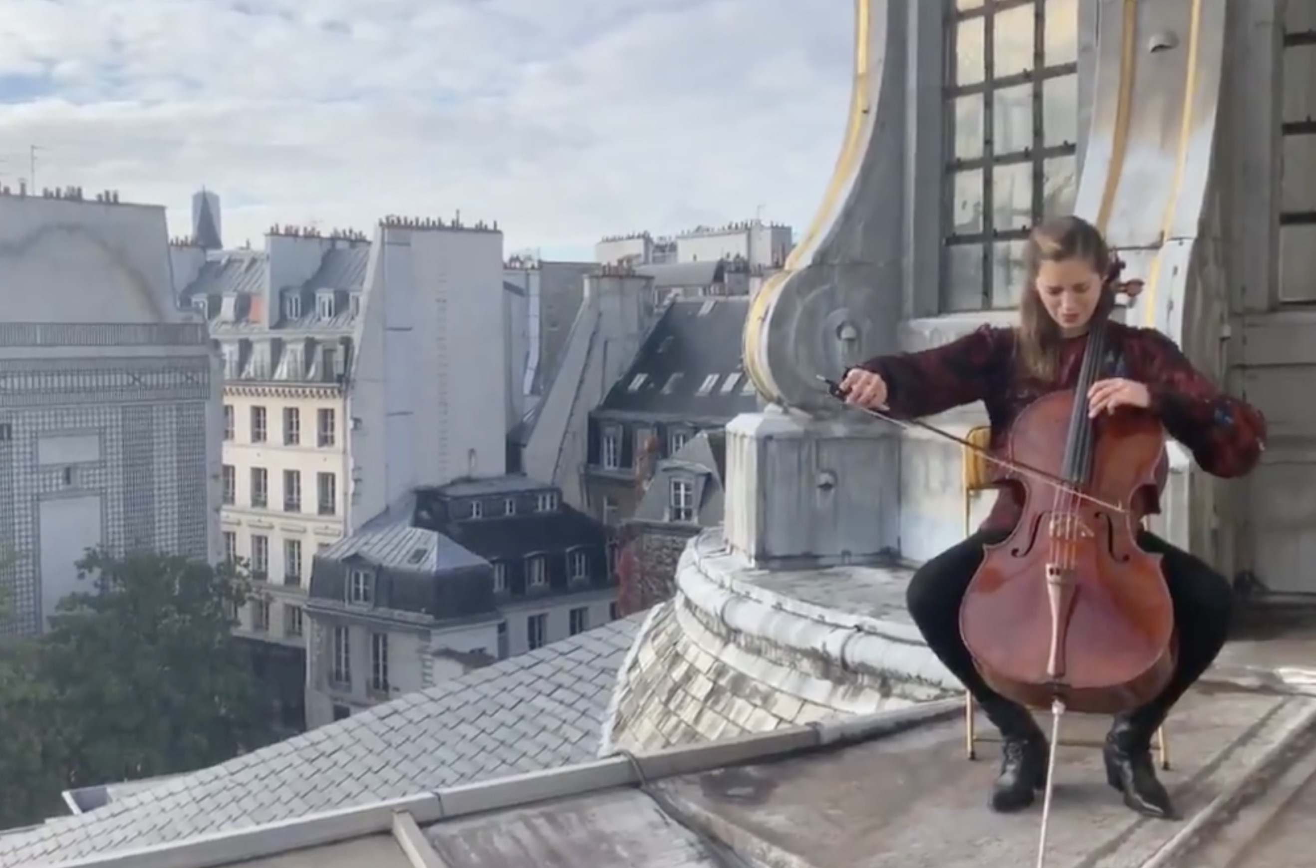 &laquo;La bellezza ci salver&agrave;&raquo;: l&rsquo;incanto della violoncellista Camille Thomas sui tetti di Parigi in lockdown &ndash; Il video