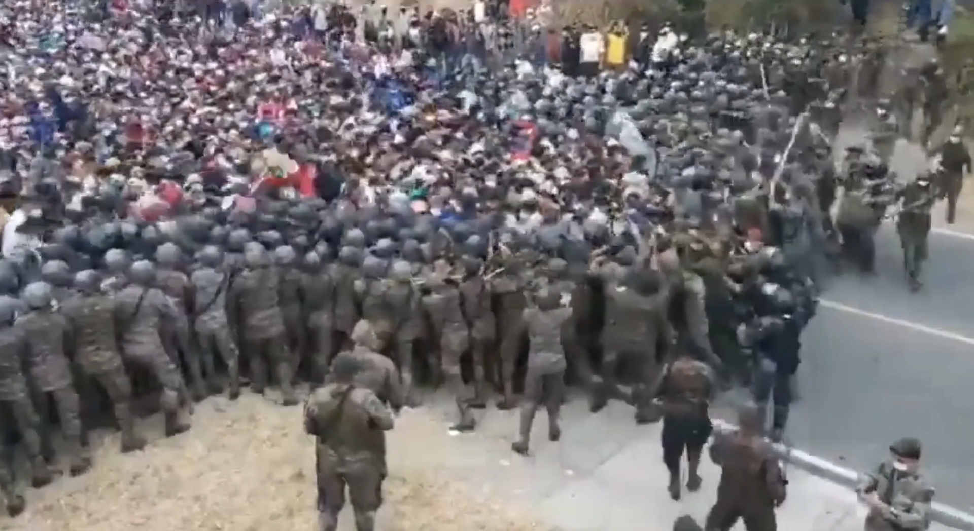La carovana di migranti partita dall&rsquo;Honduras sfonda il cordone dell&rsquo;esercito in Guatemala &ndash; Il video