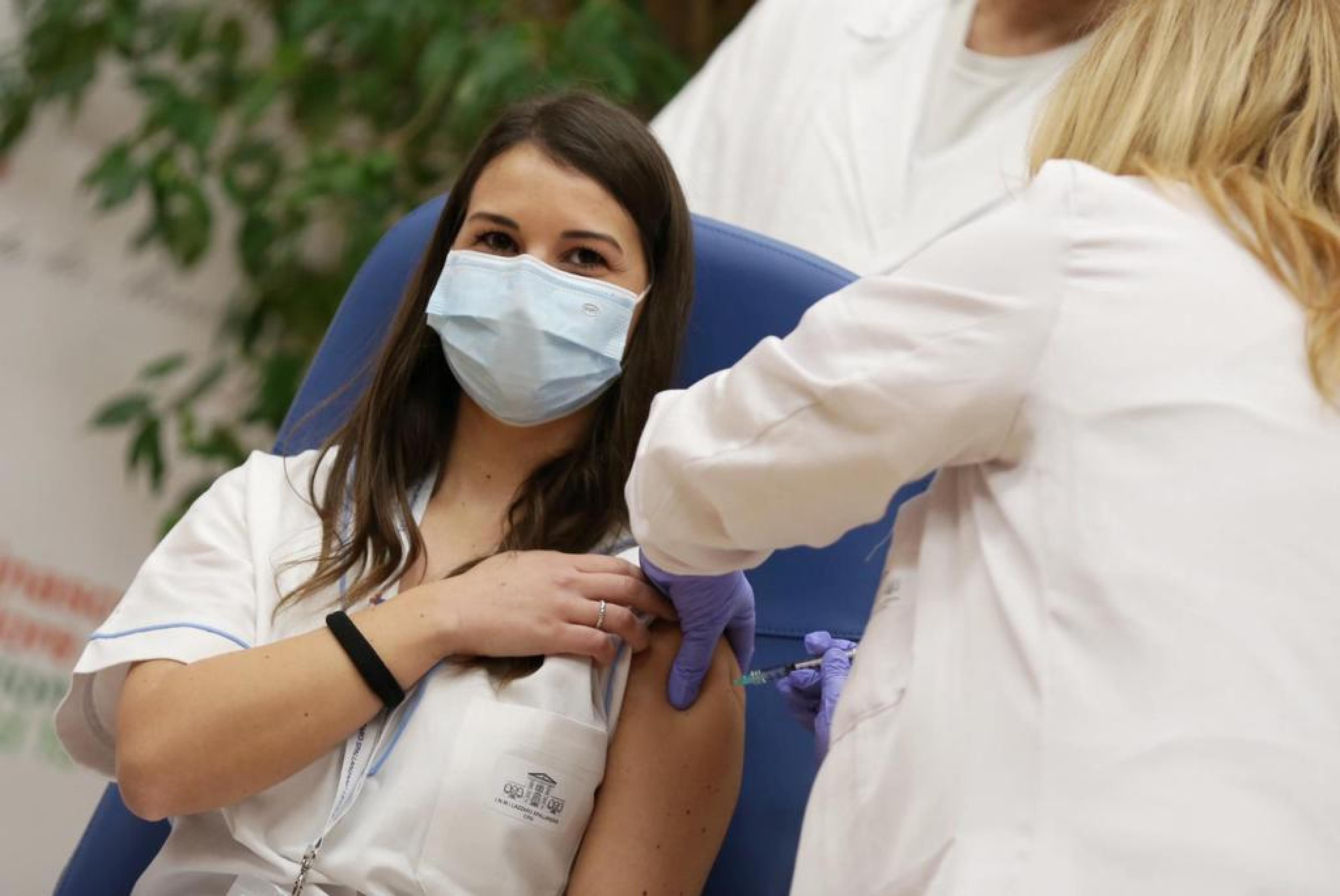 V-Day, l&rsquo;infermiera Claudia Alivernini, tra i primi vaccinati: &laquo;Gesto damore, facciamolo per tutti noi&raquo; &ndash; Il video