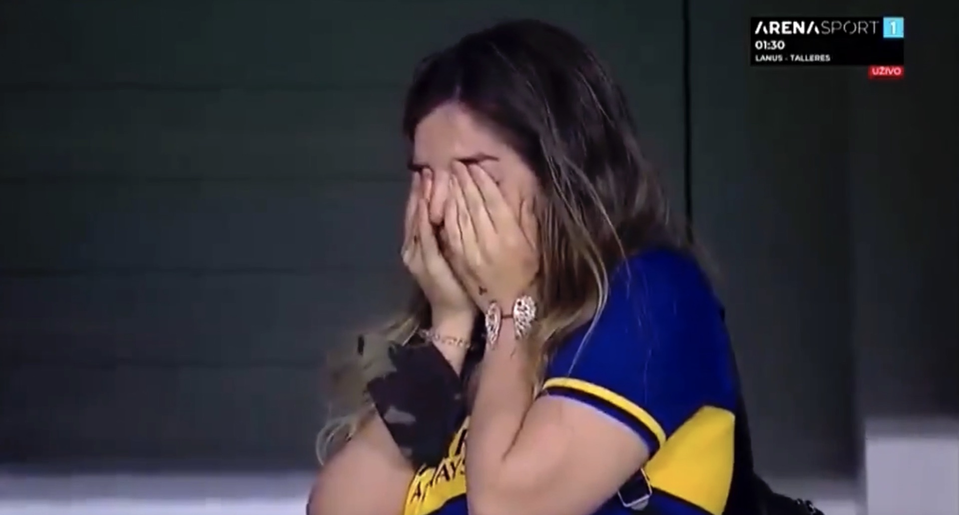 Maradona, la figlia Dalma in lacrime allo stadio per l&rsquo;omaggio del Boca Juniors sotto il palco della famiglia &ndash; Il video