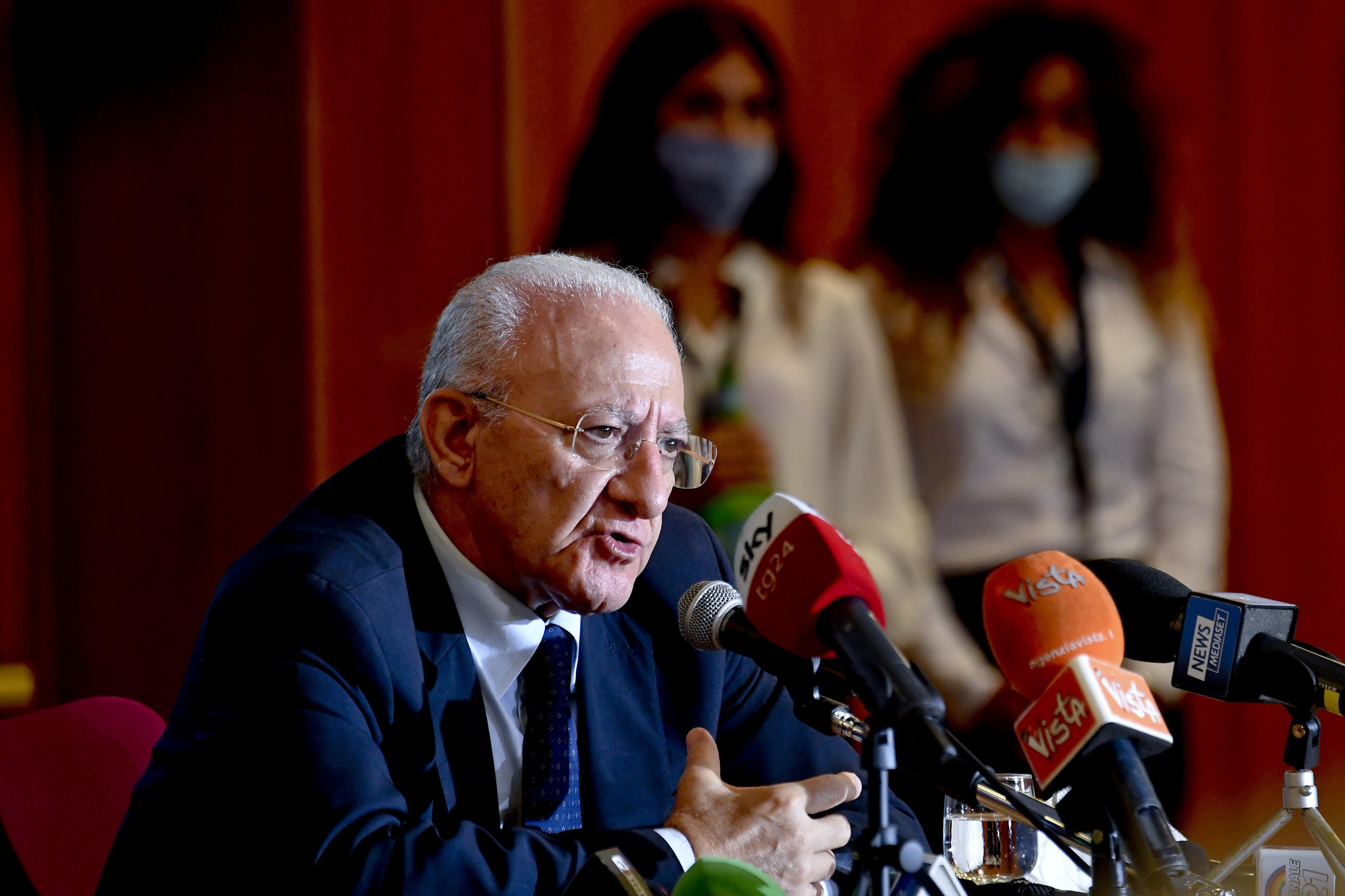 Coronavirus, De Luca punta ancora sulla linea dura: multe di mille euro a chi non porta la mascherina e minaccia di un nuovo lockdown &ndash; Il video