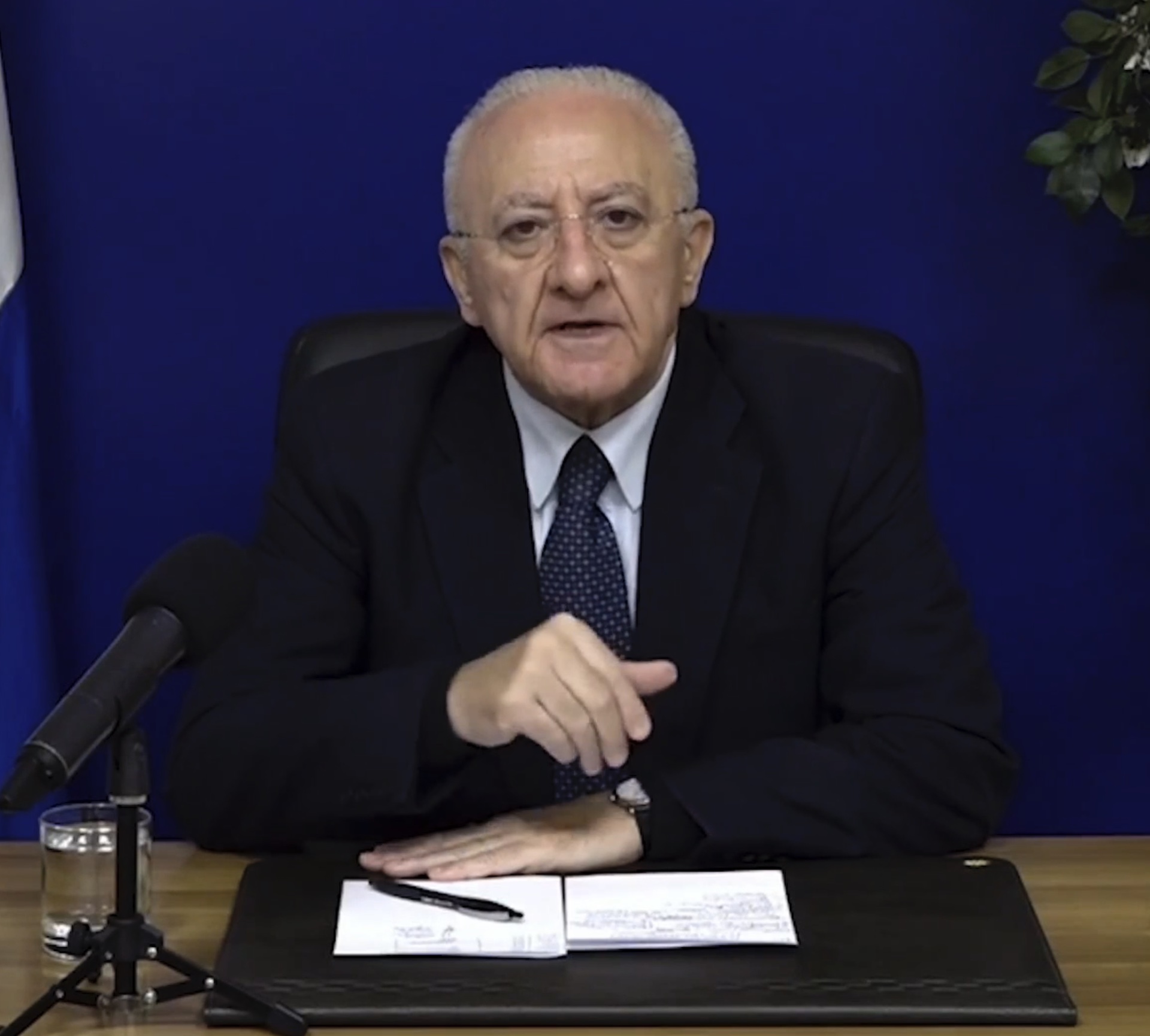 Da Spadafora &laquo;sciacallo&raquo; a de Magistris &laquo;nullit&agrave;&raquo;: De Luca contro tutti. E sugli ispettori in Campania dice: &laquo;Una cialtronata&raquo; &ndash; Il video