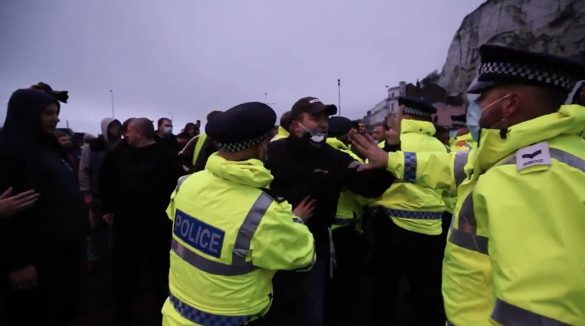 Tensione fra camionisti e polizia al porto di Dover: &laquo;Impossibile fare il tampone, il governo mente&raquo; &ndash; Il video