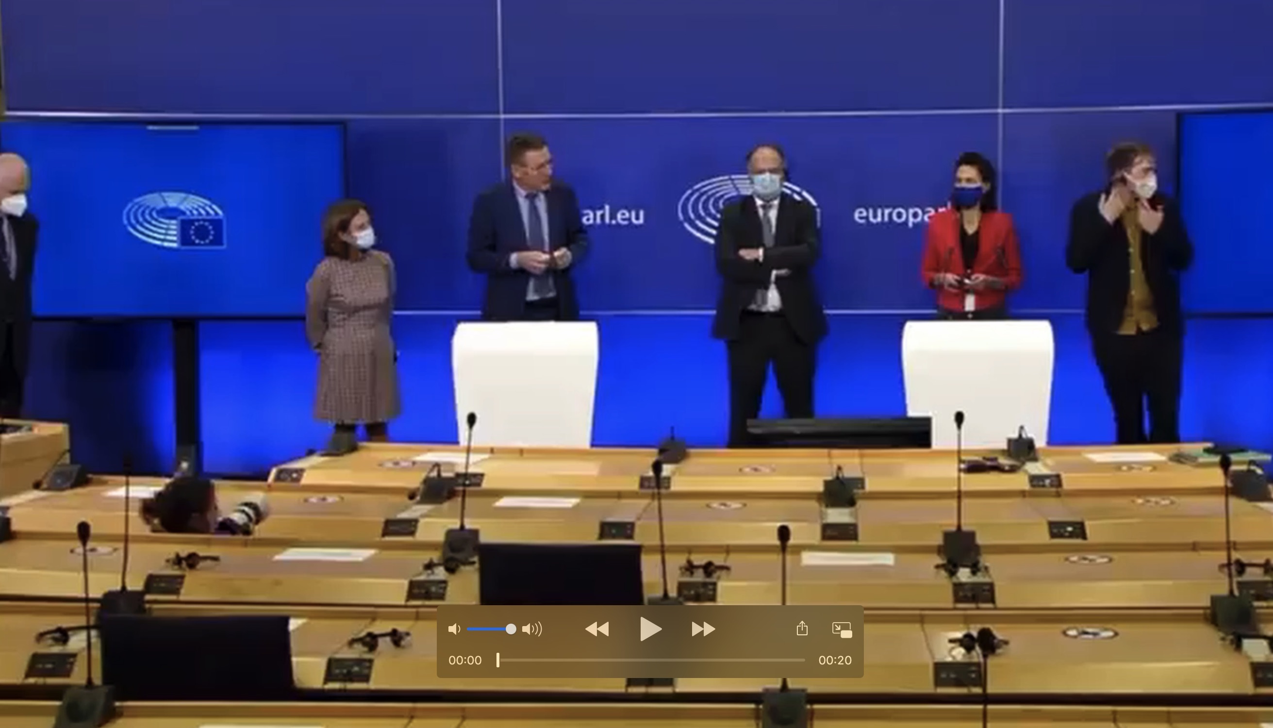 &laquo;&Egrave; gay&raquo;: indignazione per il commento dell&rsquo;eurodeputato Van Overtveldt nei confronti di un giornalista &ndash; Il video