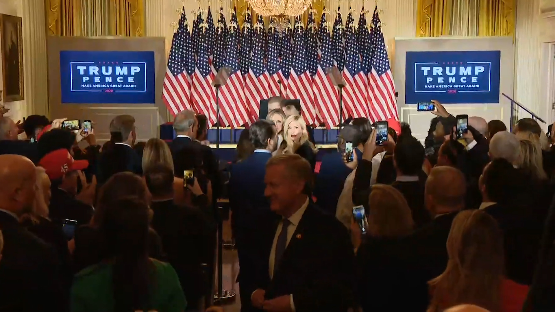 La folla esulta per Trump, ma a mettere la mascherina sono solo gli operatori video &ndash; Il video