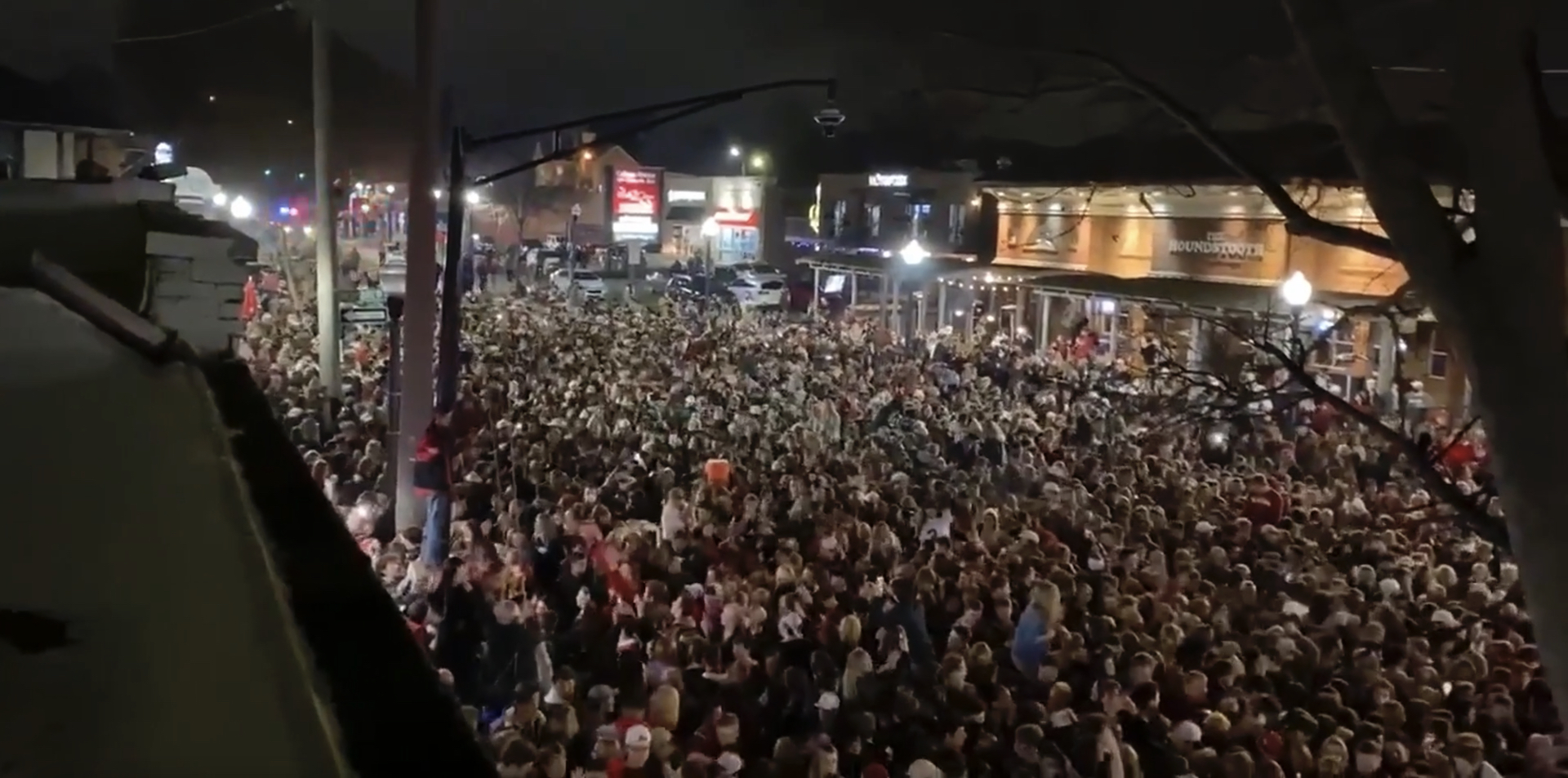 In Alabama la follia per la vittoria del campionato di football: migliaia di tifosi ammassati per strada &ndash; Il video