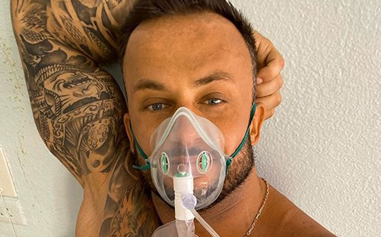 Lascia l&rsquo;ospedale e non segue i consigli dei medici: muore di Covid a 33 anni l&rsquo;influencer negazionista