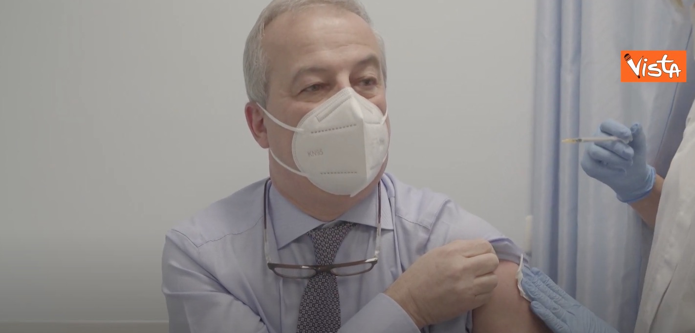 Coronavirus, Locatelli si vaccina: &laquo;Facciamolo tutti: &egrave; sicuro e protegge le persone pi&ugrave; fragili e indifese&raquo; &ndash; Il video