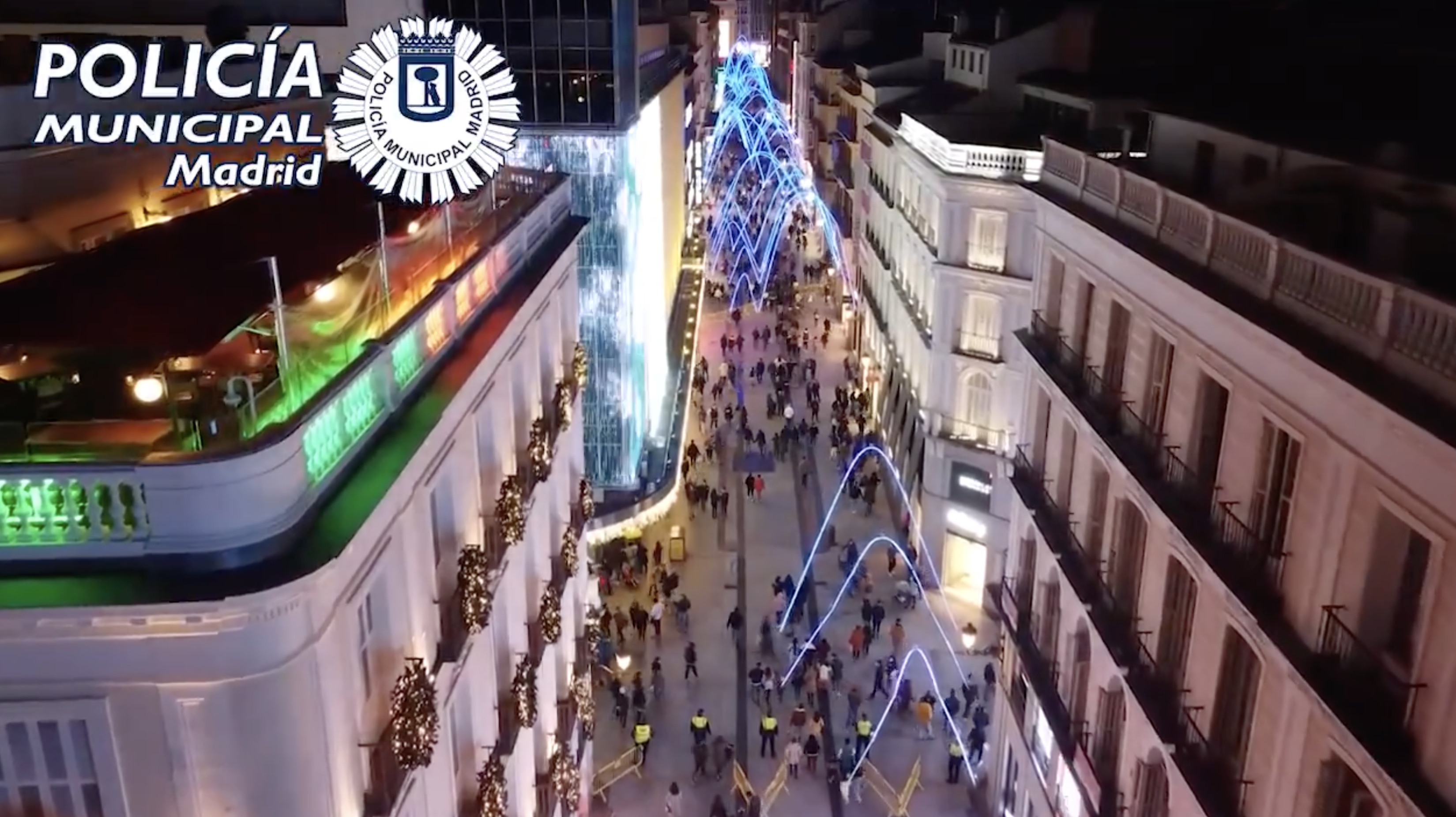 Spagna, a Madrid vie del centro piene di persone per gli acquisti di Natale &ndash; Il video