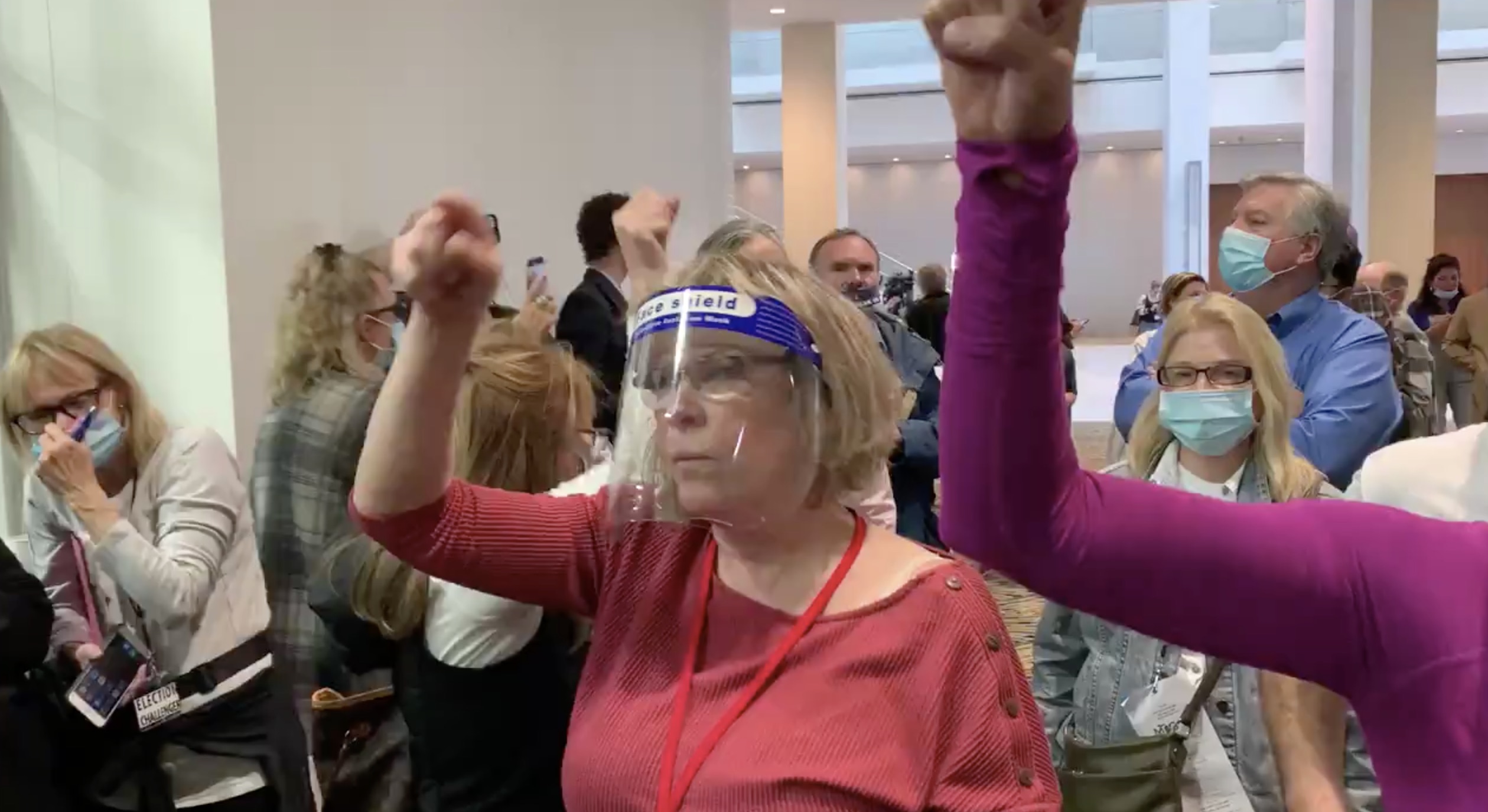 &laquo;Fermate il conteggio!&raquo;: il coro dei manifestanti pro Trump a Detroit. Preghiere e armi in Arizona &ndash; Il video