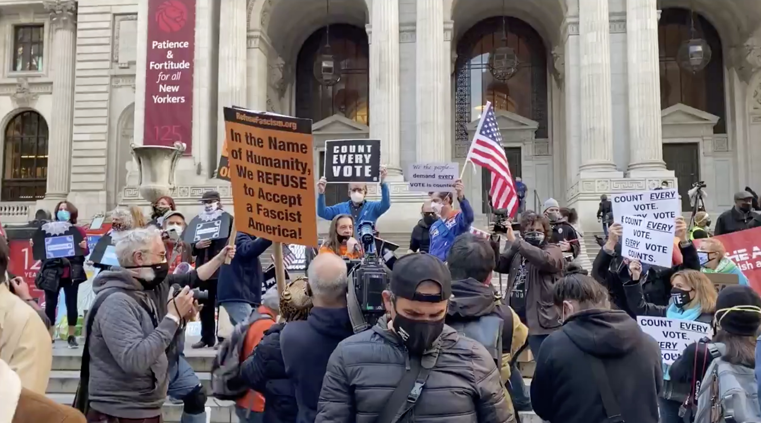 Usa 2020, &laquo;Contate ogni voto, ogni voto conta&raquo;: a New York manifestazioni pro Biden &ndash; Il video