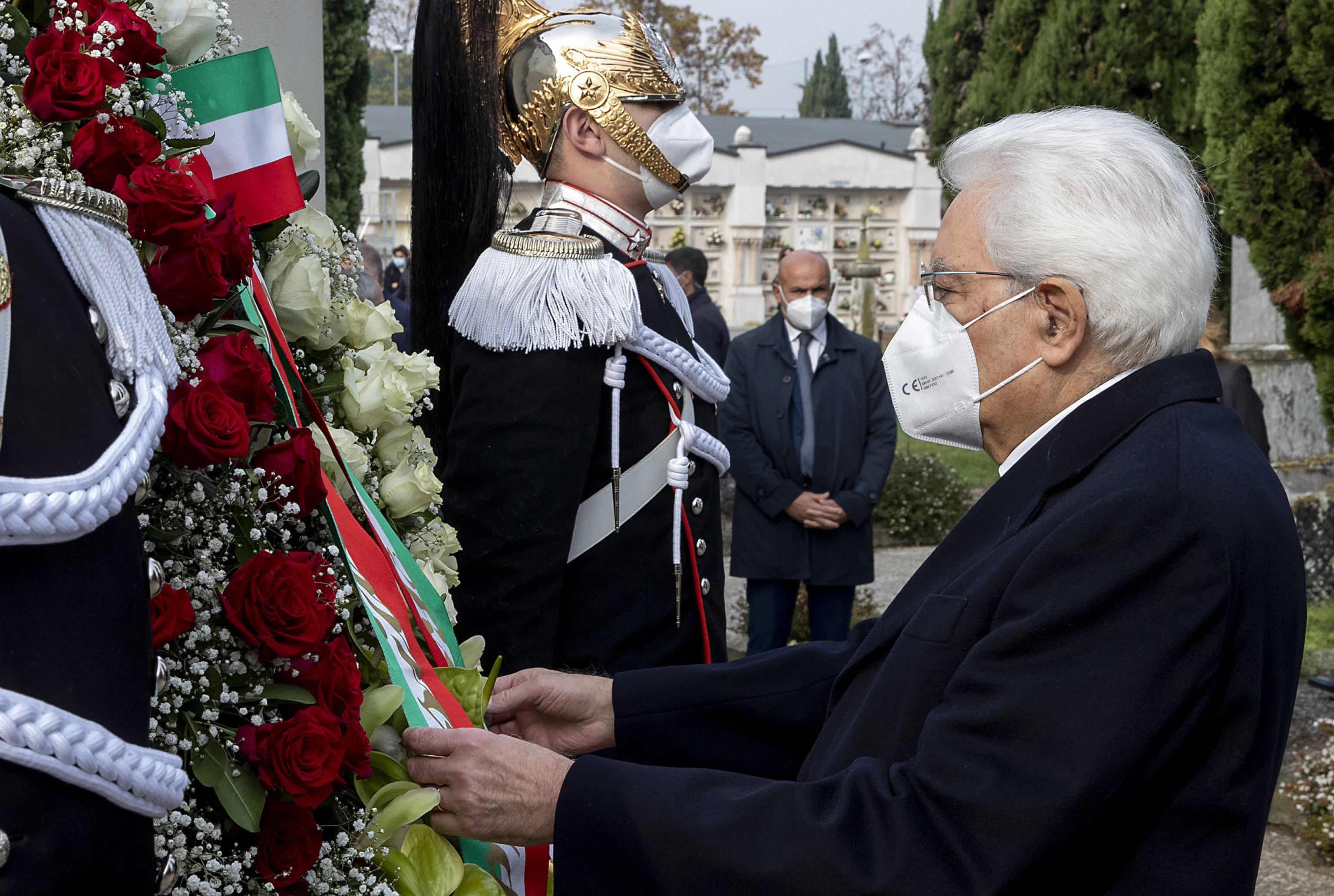 Mattarella a sorpresa in un cimitero del Bresciano, l&rsquo;omaggio alle vittime della Covid: &laquo;Basta egoismi, uniamo le forze&raquo; &ndash; Il video