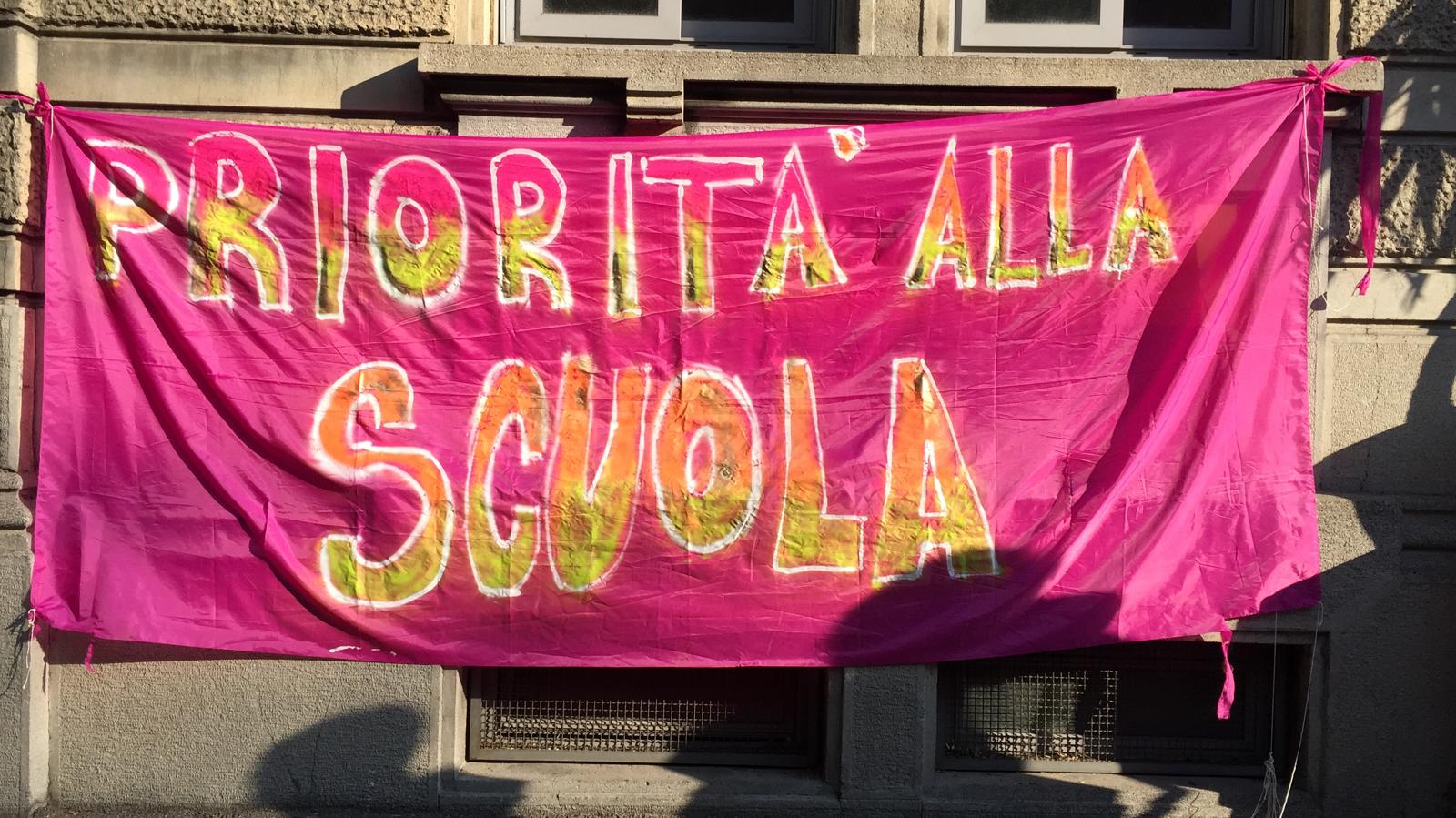 &laquo;Dateci priorit&agrave;, perch&eacute; noi siamo una priorit&agrave;&raquo;. La protesta degli studenti di Milano: lezione all&rsquo;aperto contro la Dad