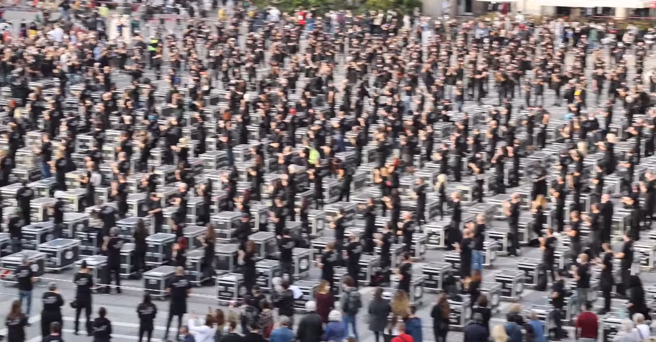 Coronavirus, a Milano il flash mob dei lavoratori dello spettacolo: la crisi ha messo in ginocchio anche loro &ndash; Il video