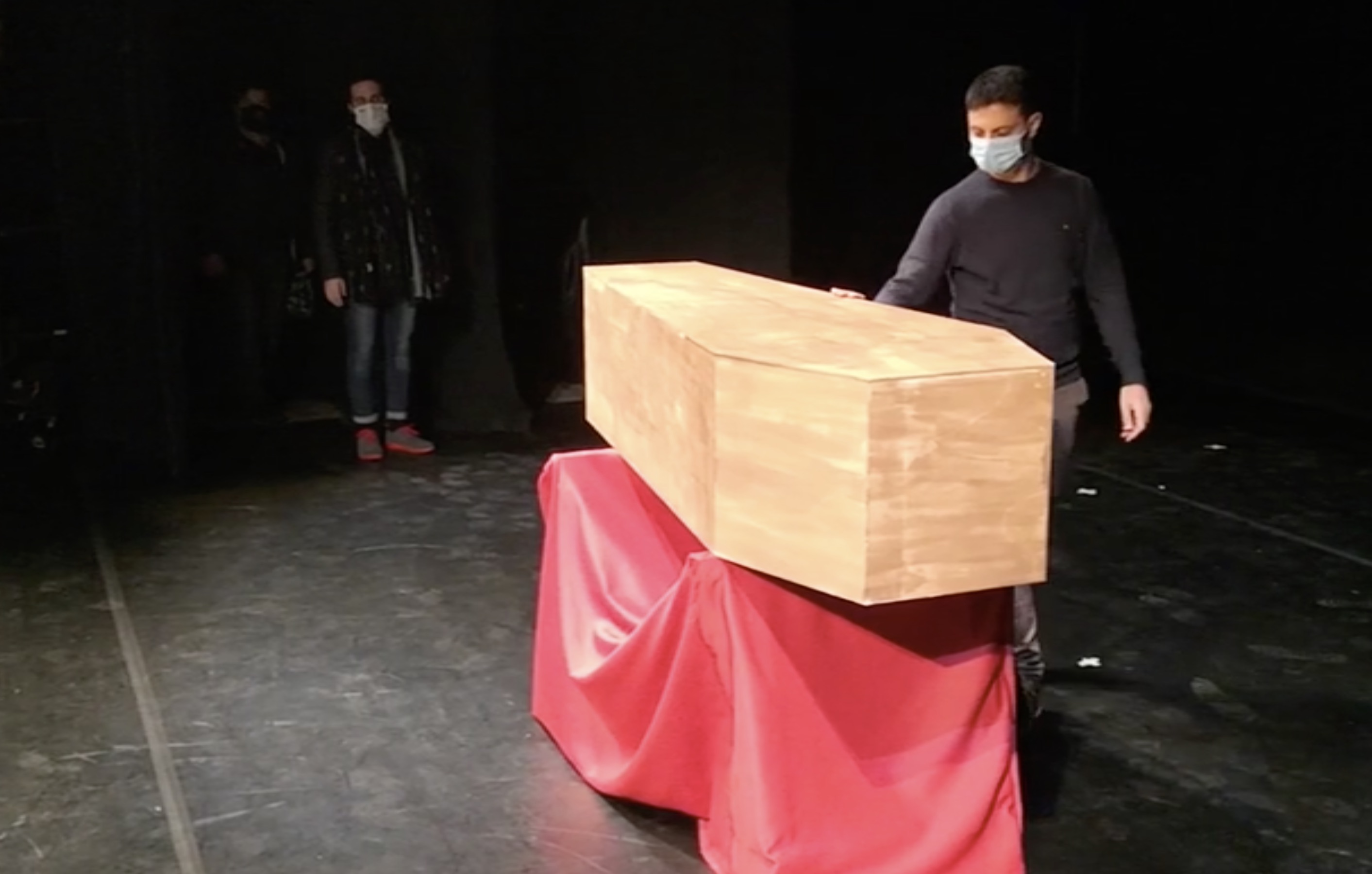 L&rsquo;ultimo saluto al teatro &laquo;ucciso dal governo&raquo;: a Padova va in scena la protesta di attori e spettatori &ndash; Il video