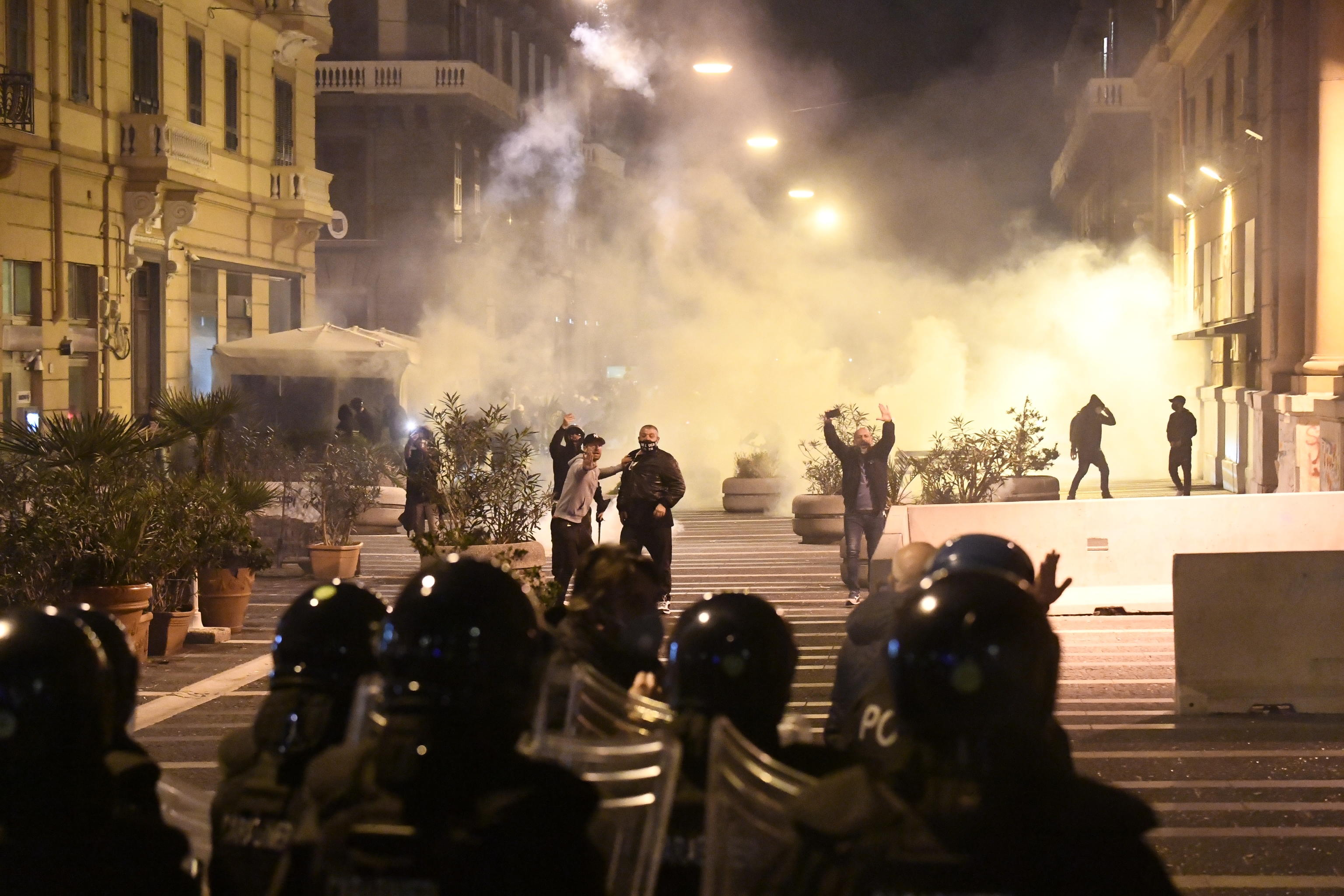 Rivolta a Napoli contro il lockdown, condannate due persone. Per il Viminale erano &laquo;azioni preordinate&raquo;. L&rsquo;ombra di clan, ultras e neofasciti &ndash; I video