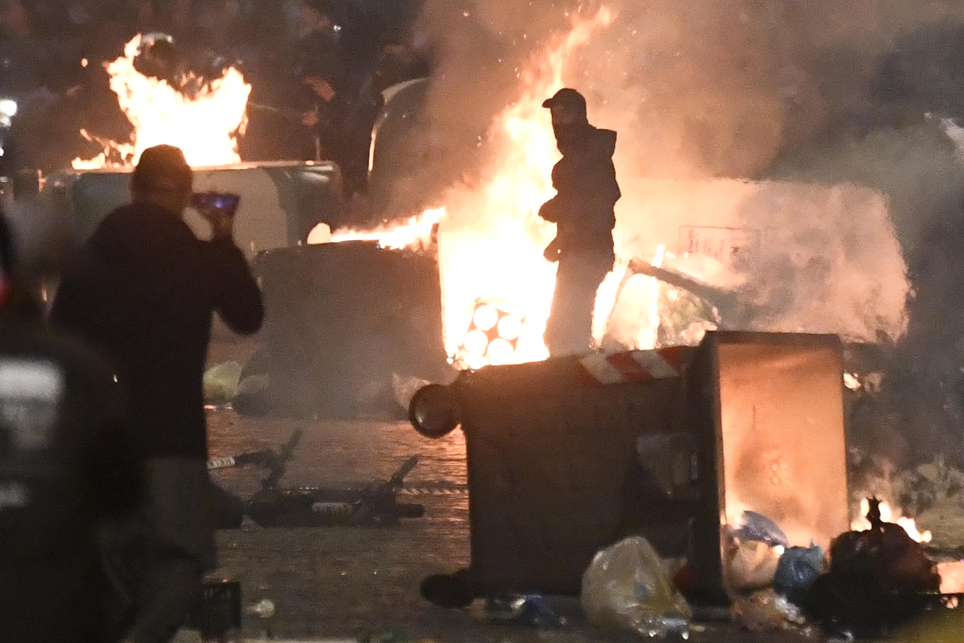 Coronavirus, a Napoli continua la protesta contro il coprifuoco: scontri con le forze dell&rsquo;ordine &ndash; Il video
