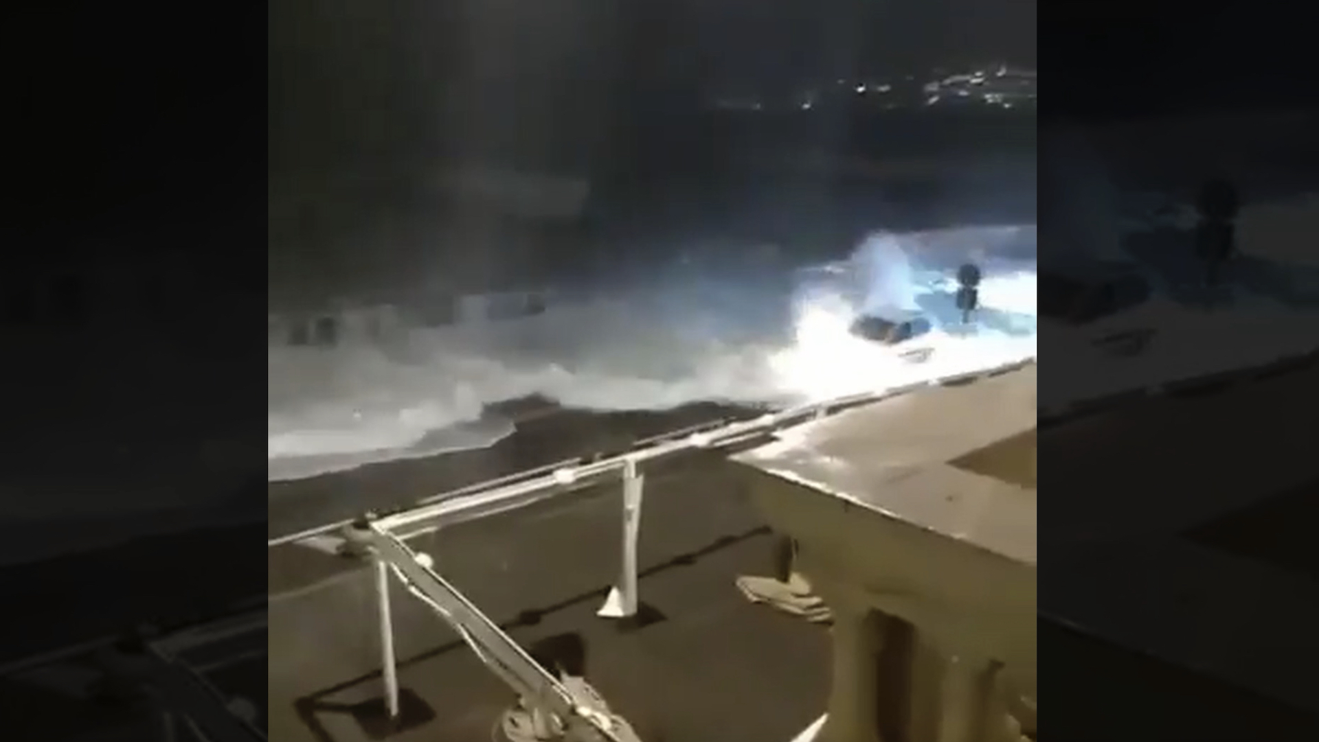 La mareggiata si abbatte sul lungomare di Napoli: le auto travolte dalle onde &ndash; Il video