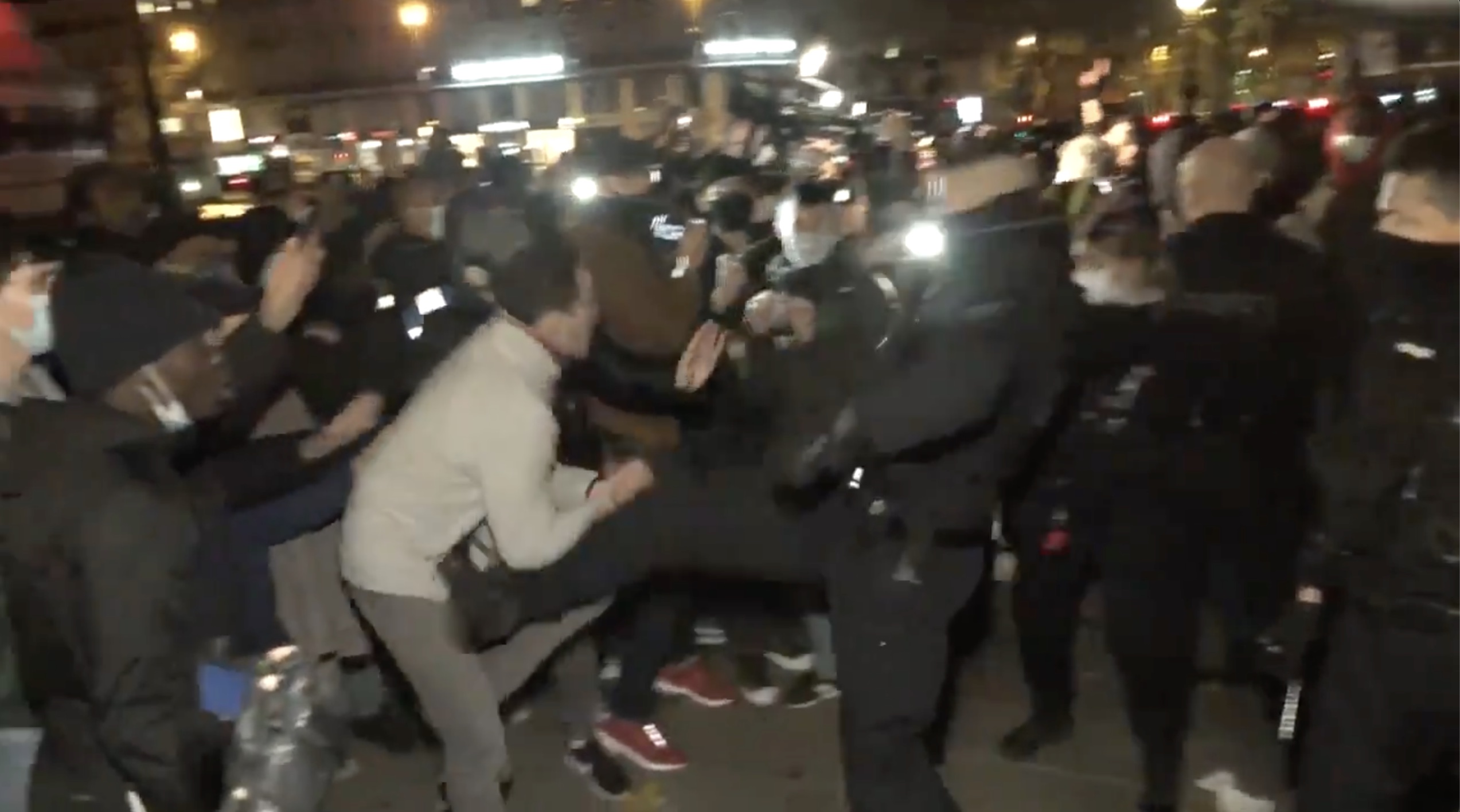Parigi, la polizia sgombera con violenza un accampamento di migranti: aperta un&rsquo;inchiesta &ndash; Il video