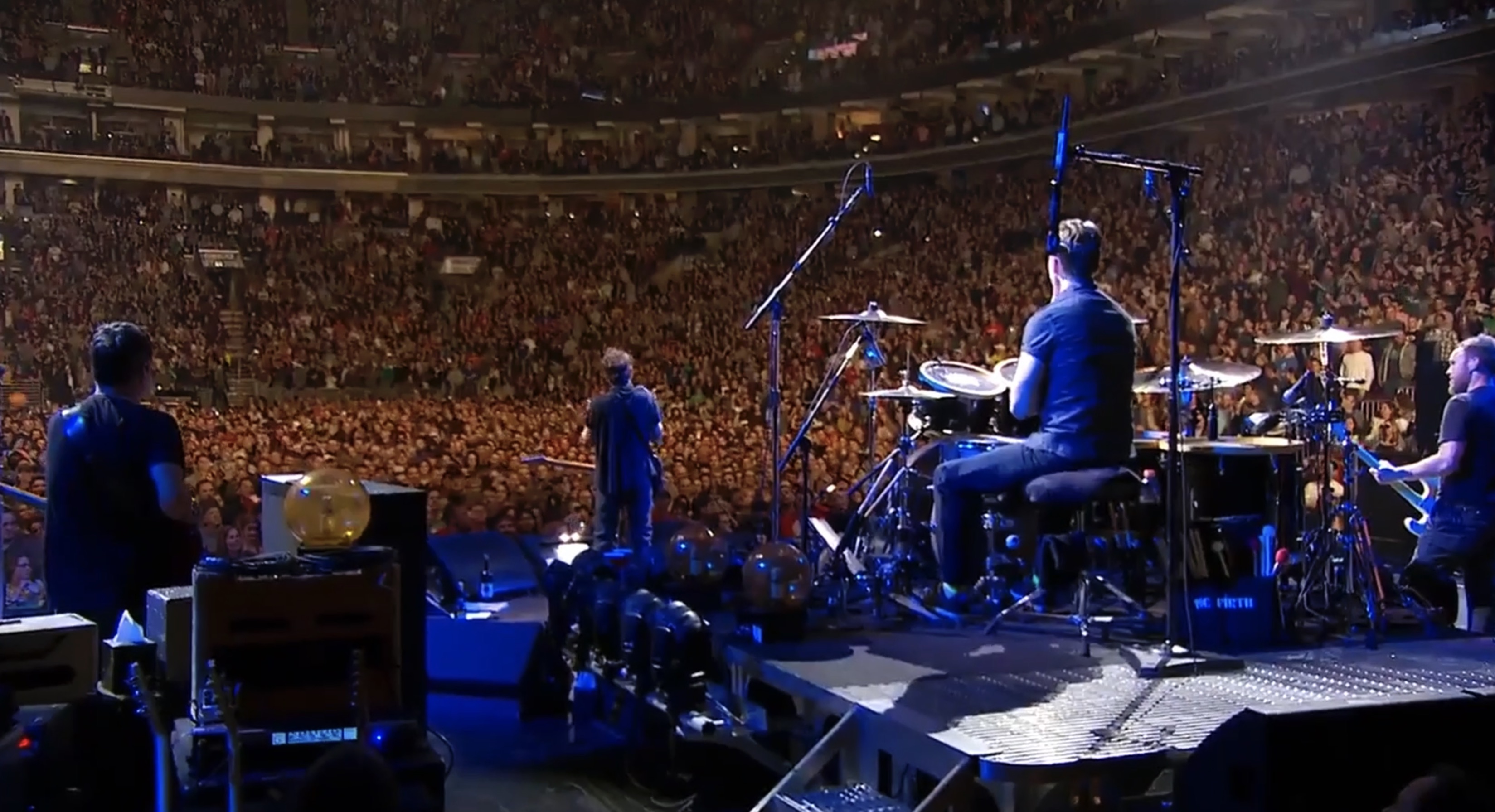I Pearl Jam festeggiano i 30 anni dal loro primo concerto con uno show inedito in streaming &ndash; Il video