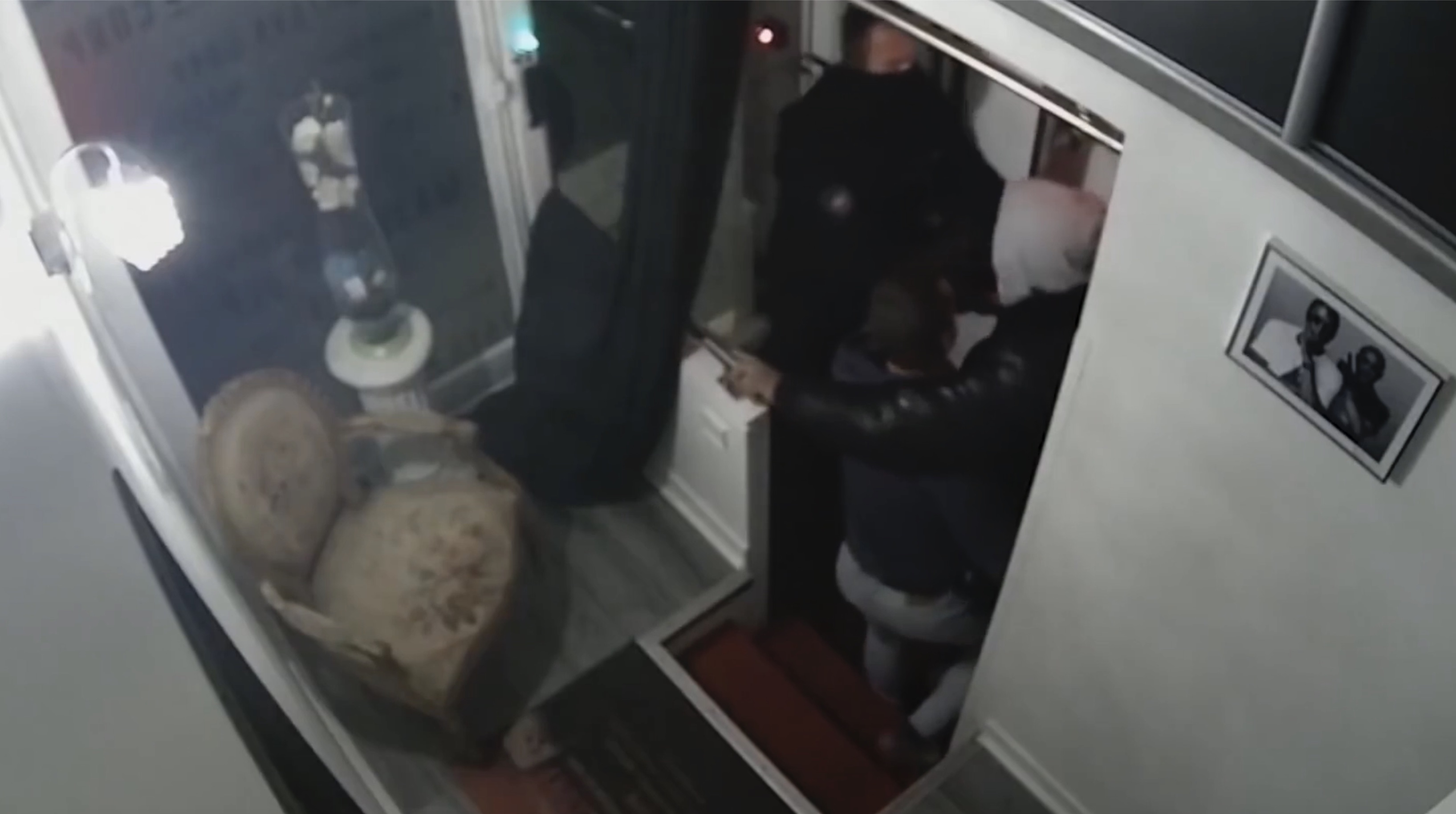 Francia, in carcere due poliziotti accusati del pestaggio di Michel Zecler &ndash; Il video