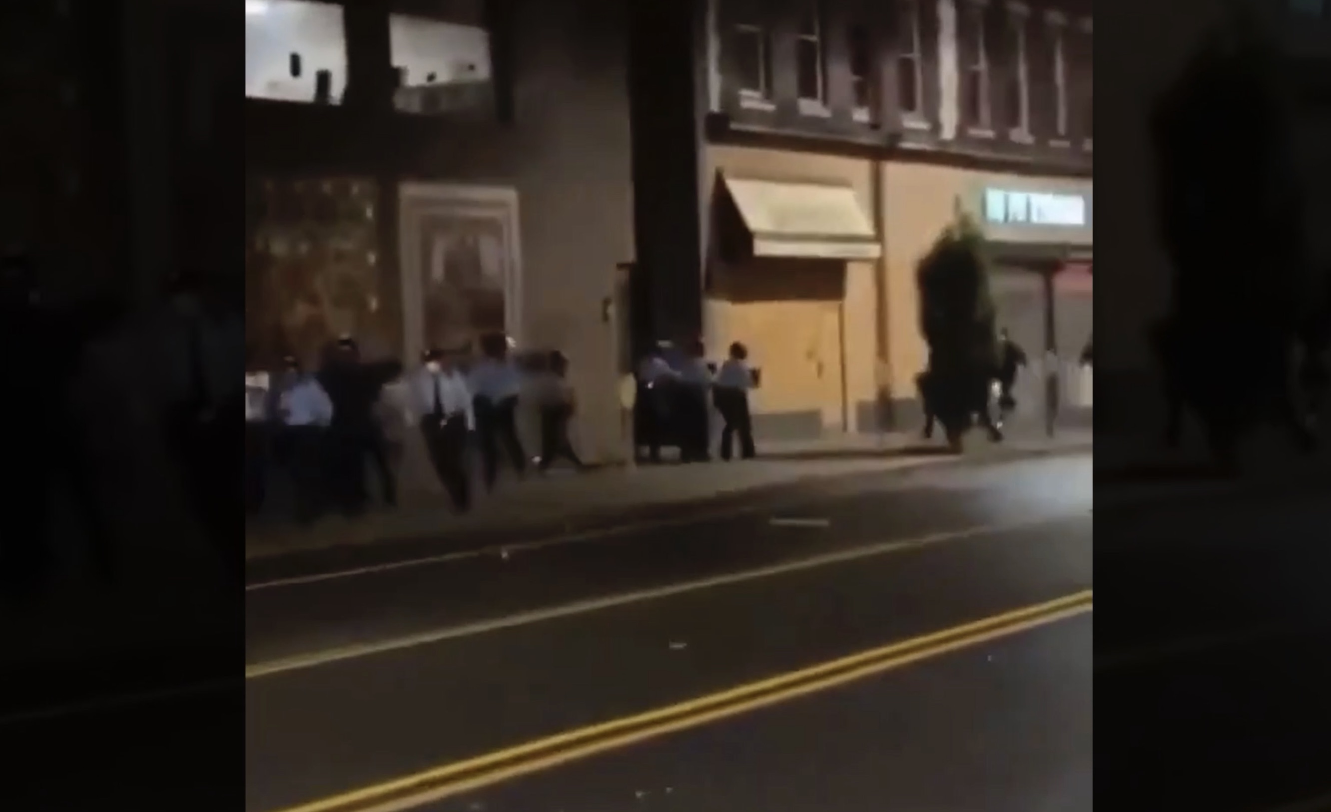 Philadelphia, la polizia uccide un giovane afroamericano e scoppia la rivolta: diversi agenti feriti &ndash; Il video