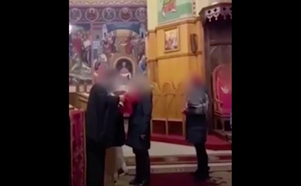 Aveva fatto bere i fedeli dallo stesso calice durante la messa: positivo un prete nel Cosentino &ndash; Il video