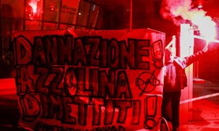 La protesta fuori dalla sede dell'Ufficio scolastico territoriale a Milano