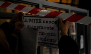 La protesta fuori dalla sede dell'Ufficio scolastico territoriale a Milano